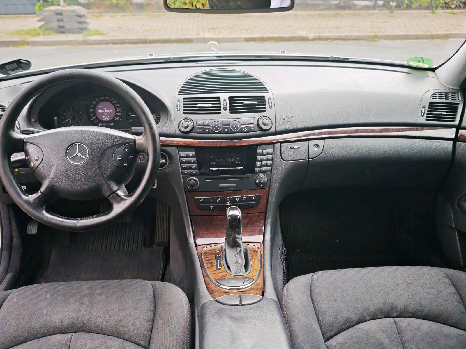 Mercedes-Benz E220 2004 — photo 9