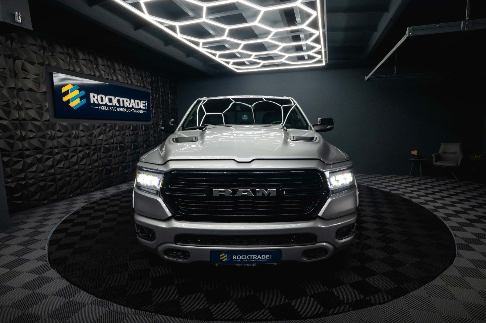 Fahrzeugabbildung Dodge RAM 5.7 V8 HEMI 4x4 OFFROAD Night-Paket *LED*19%