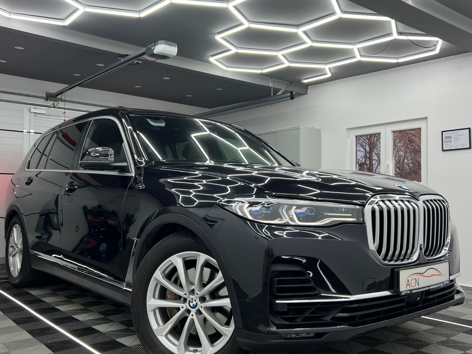 Fahrzeugabbildung BMW X7 xDrive 30d/AHK/B&W/SKYLOUNGE/MASSAGE/7-SITZER