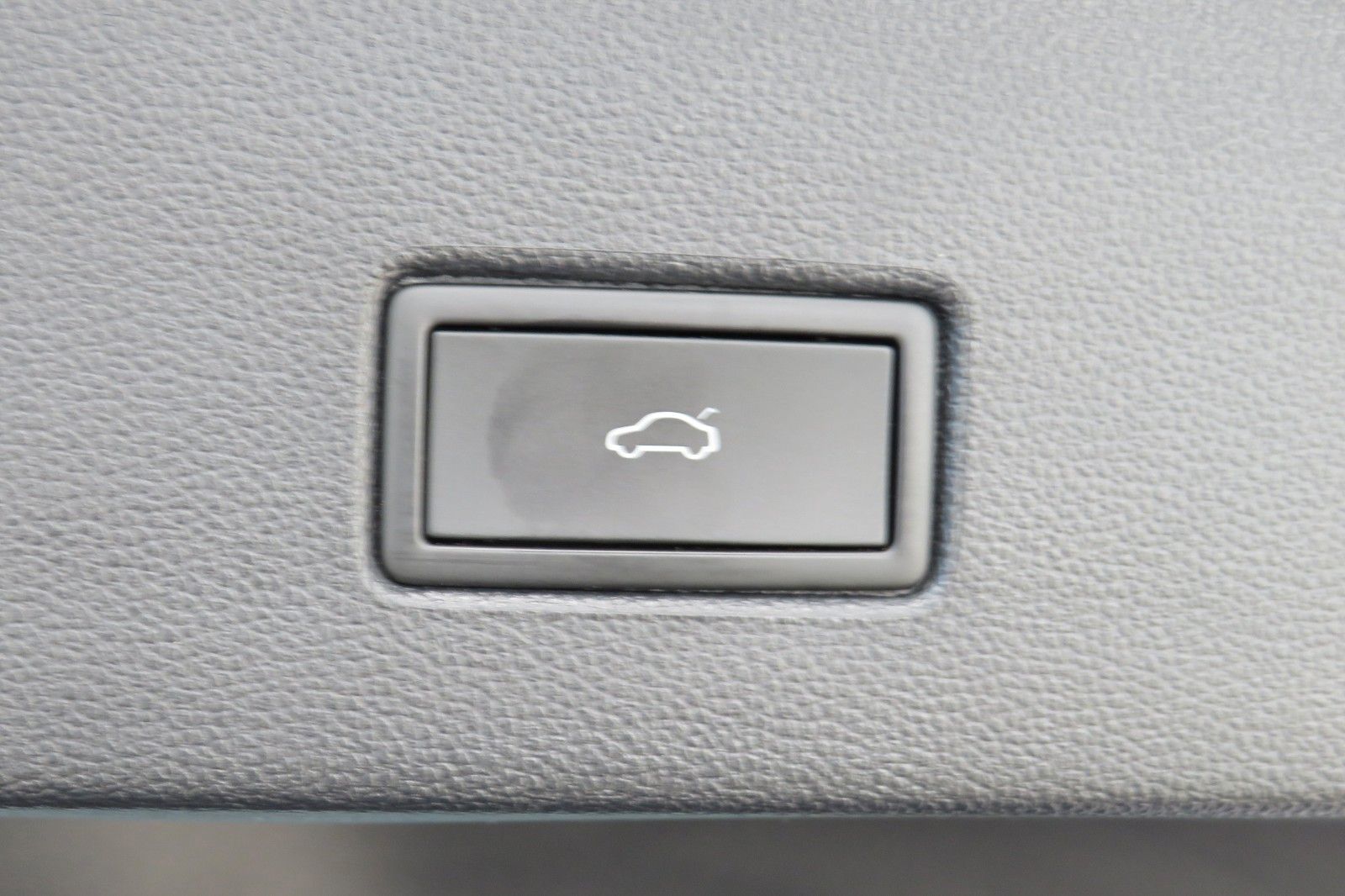 Fahrzeugabbildung Volkswagen T-Roc SPORT PANO AHK LED NAVI ACC PDC SITZH. 1.H