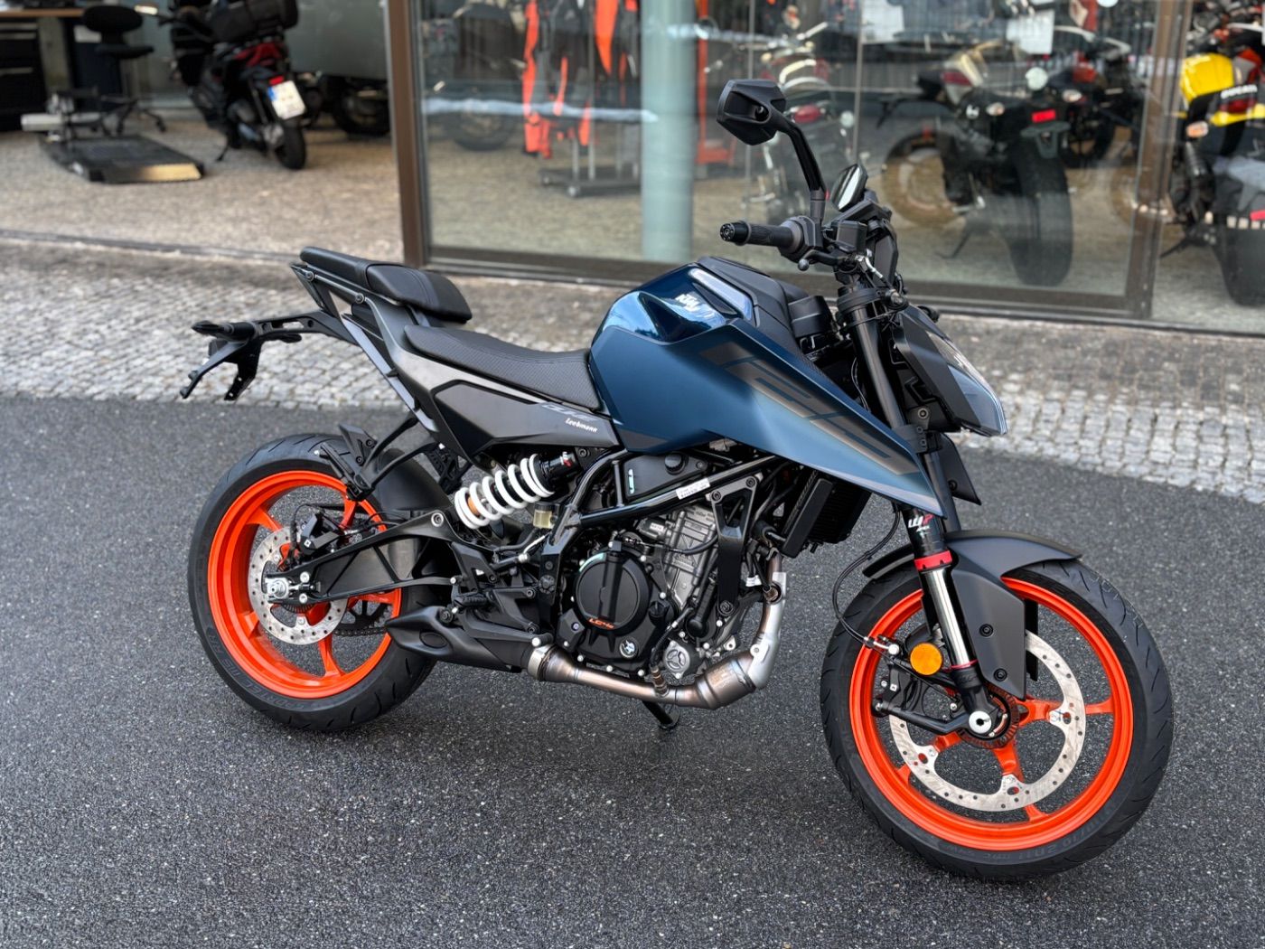 Fahrzeugabbildung KTM 125 Duke Modell 2026 auch in Schwarz erhältlich