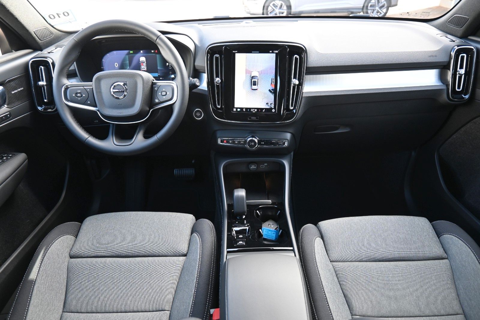 Fahrzeugabbildung Volvo XC40 B3 DKG Plus Dark*Pixel*FSHZG*360°*ACC*AHK