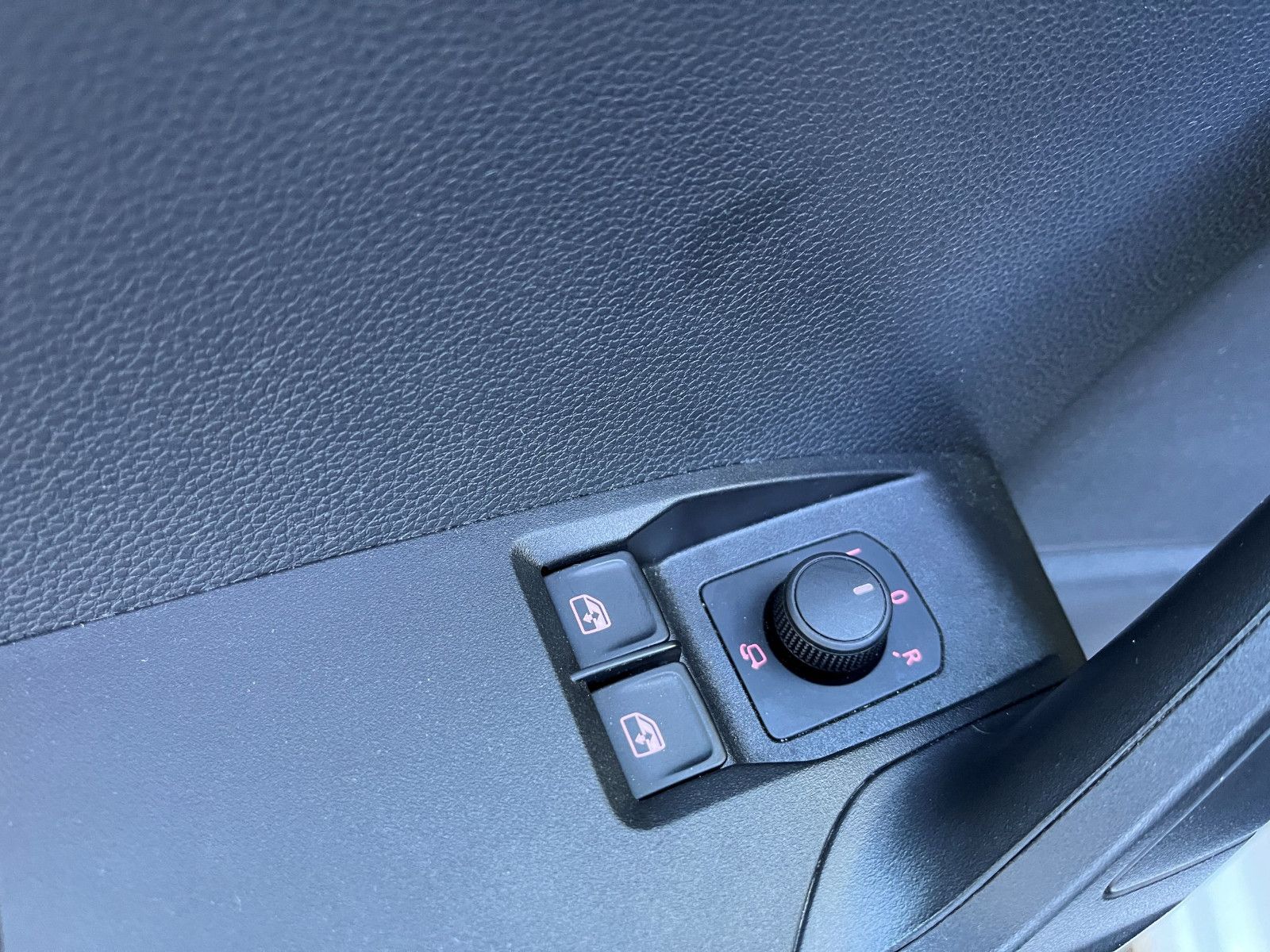 Fahrzeugabbildung SEAT Ibiza 1,0 TSI SHZ PDC LED ALU PDC FULL LINK MFL