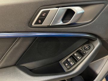 BMW 118 d Sport Line *LED*PDC*CARPLAY*TOUCH*SHZ*TEMP