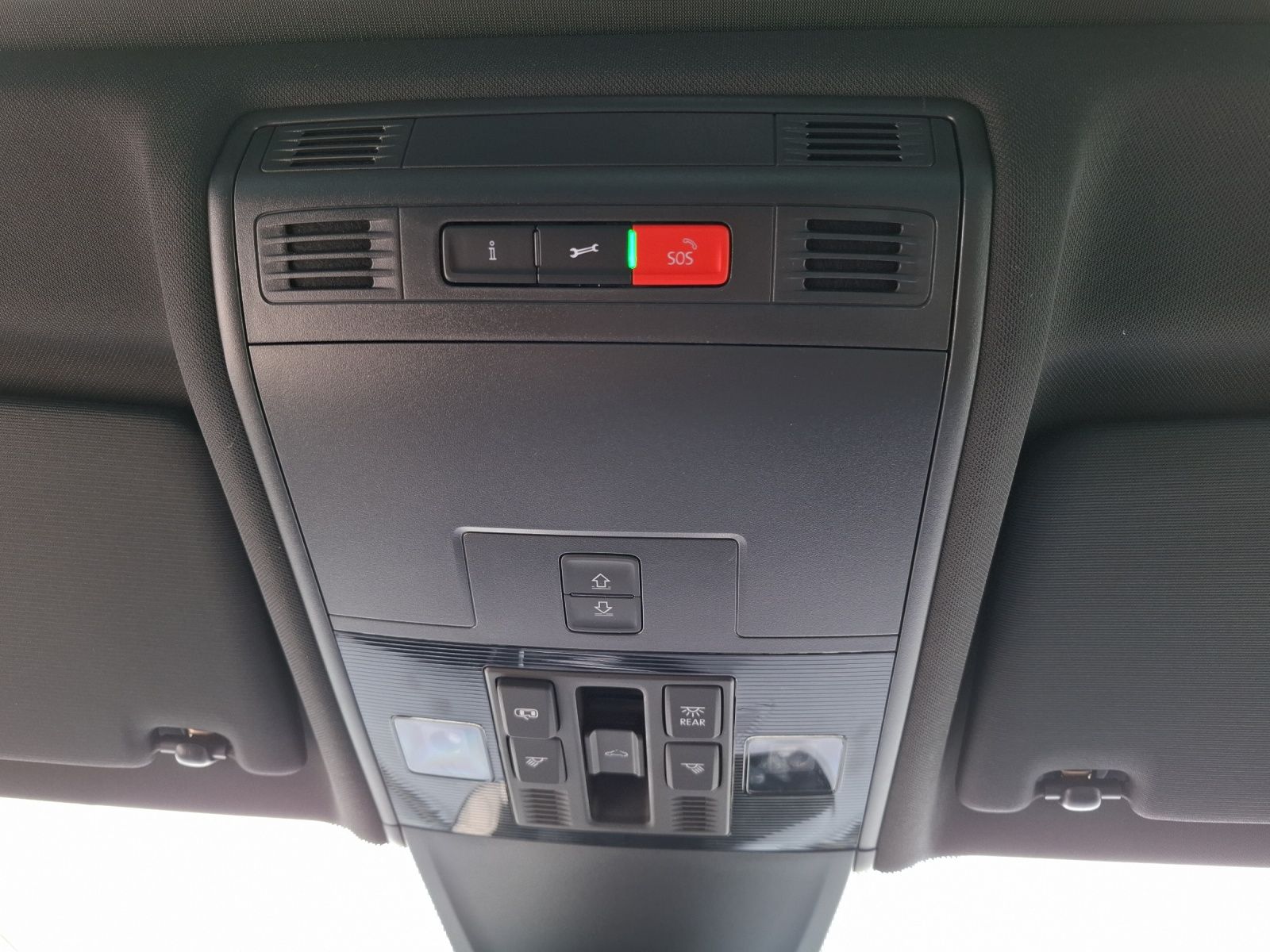 Fahrzeugabbildung Volkswagen Tiguan TSI R-Line 4M DSG Matrix AHK Navi Pano AI