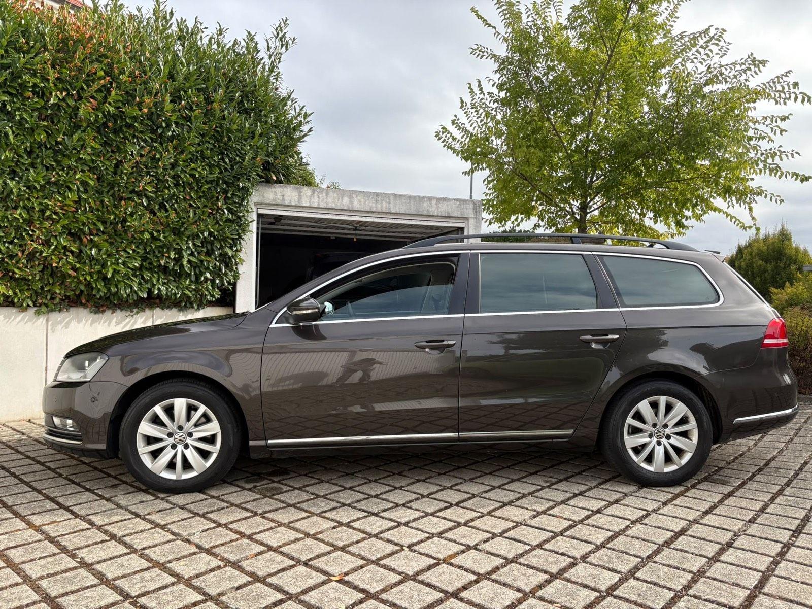 Volkswagen Passat 2013 — rear view
