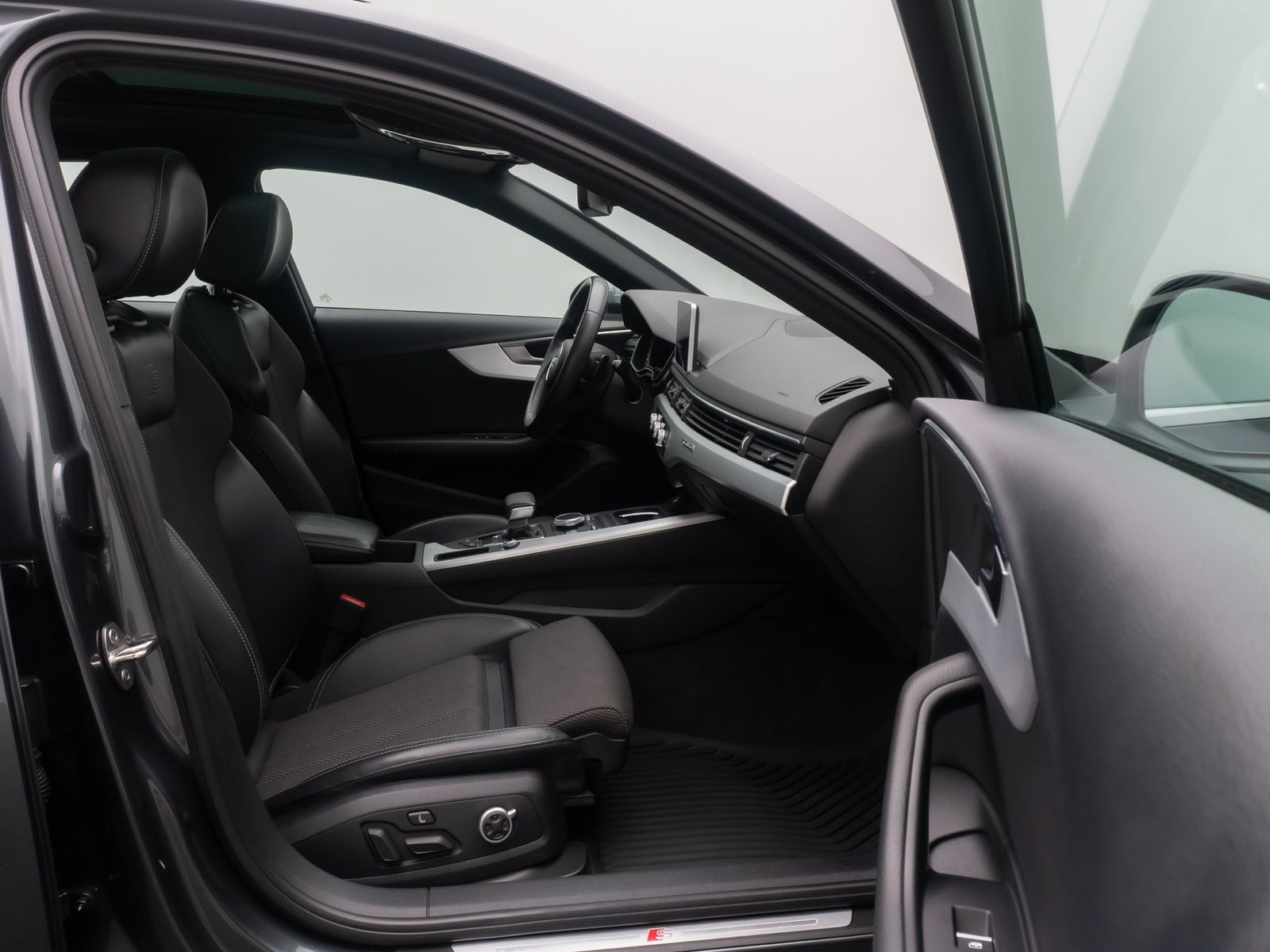 Fahrzeugabbildung Audi A4 quattro SLine Kamera DAB Massage Panorama 18"