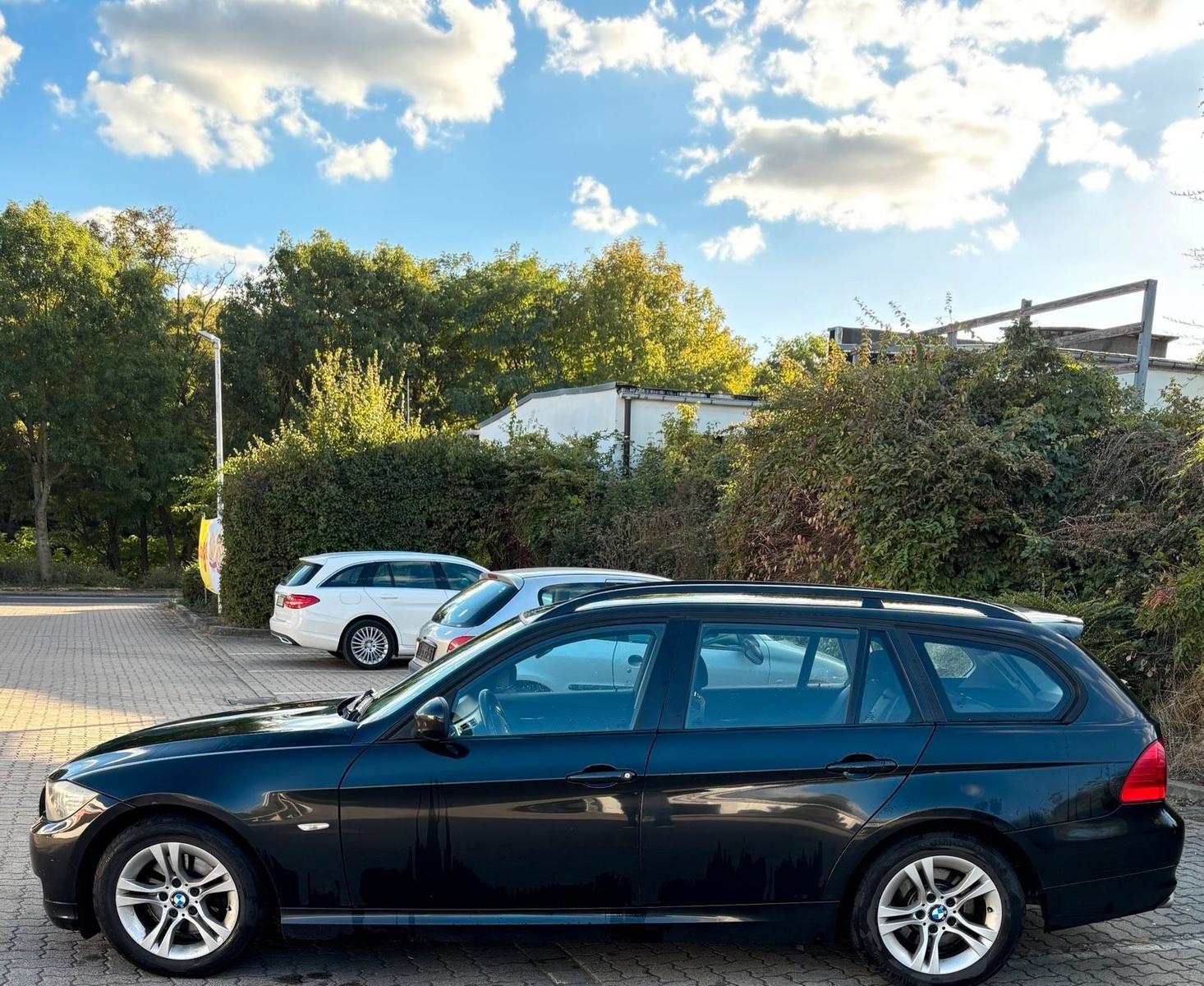 BMW 318 2010 — photo 12