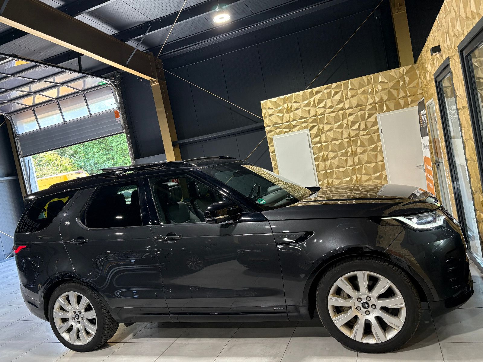 Fahrzeugabbildung Land Rover Discovery 5 R-Dynamic HSE D300 AWD/7-SITZ/PANO/