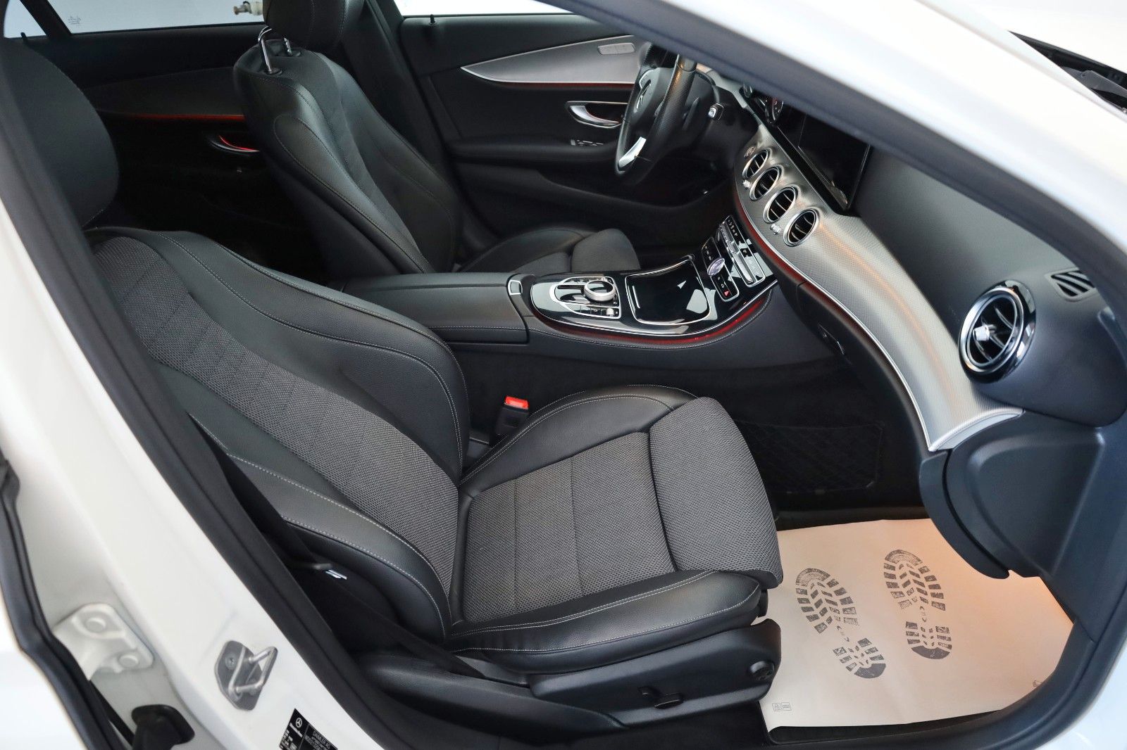 Fahrzeugabbildung Mercedes-Benz E 220d T T.Leder,Navi,LED,SD,Kamera,SH,PDC,SR+WR