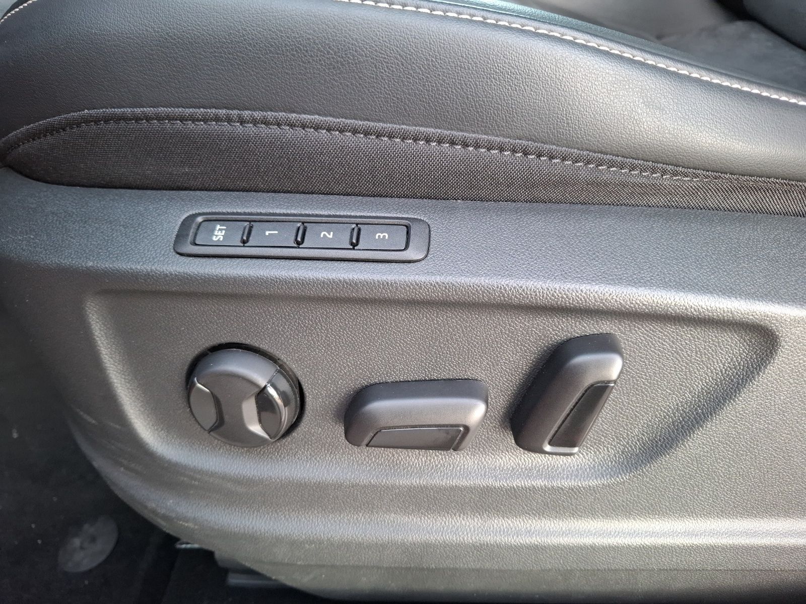 Fahrzeugabbildung SEAT Ateca TDI Xperience DSG LED AHK Navi ACC RFK bea