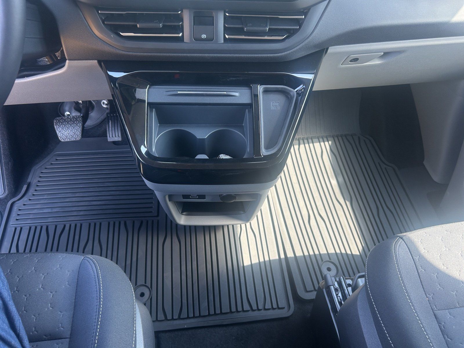 Fahrzeugabbildung Ford Tourneo Custom Autom. L2 AHK 3 Zo. Klima. Tech.5