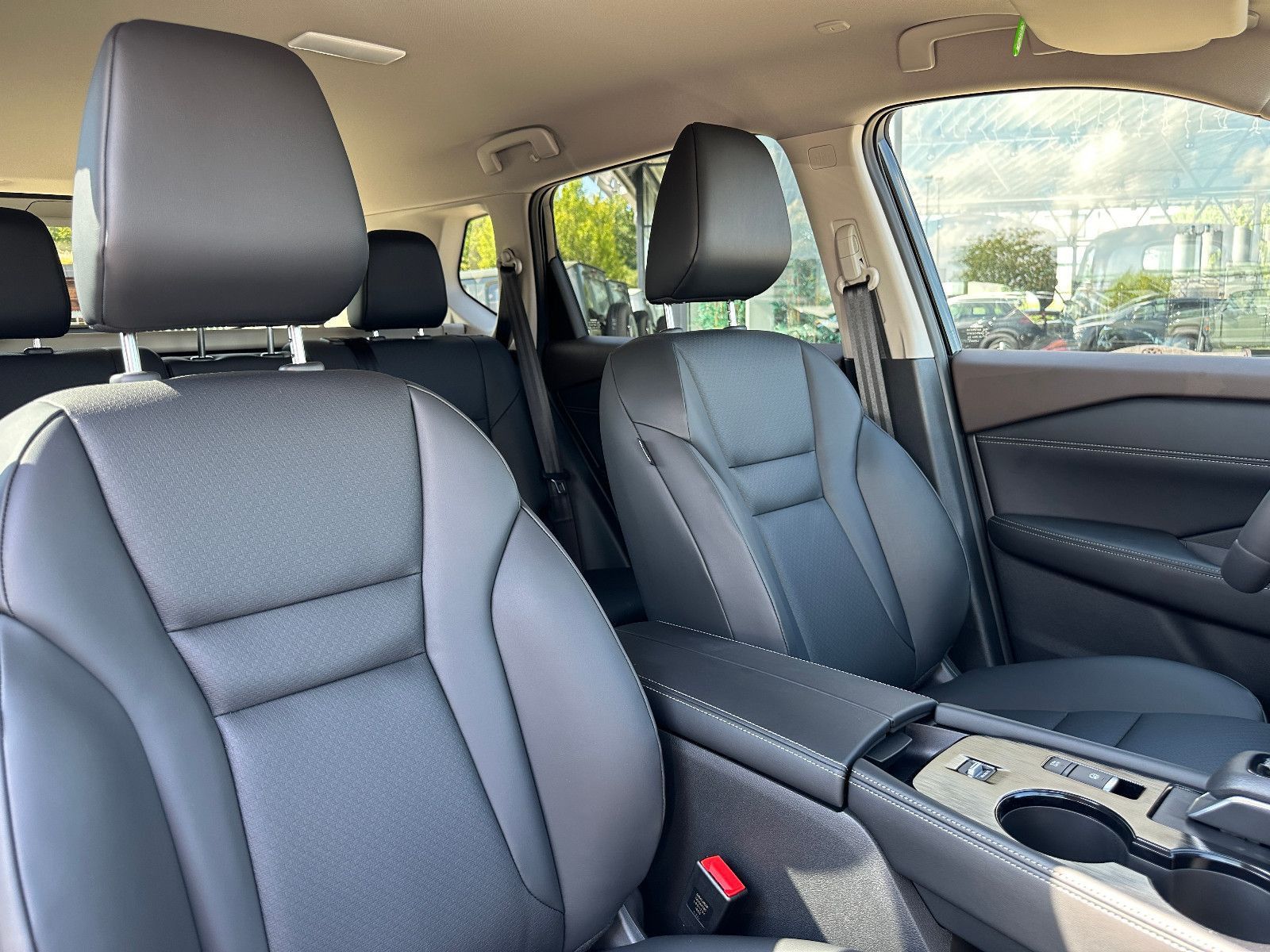 Fahrzeugabbildung Nissan X-Trail 1.5 VC-T Tekna NAVI+ProP+HUD+360°+SH+AHK