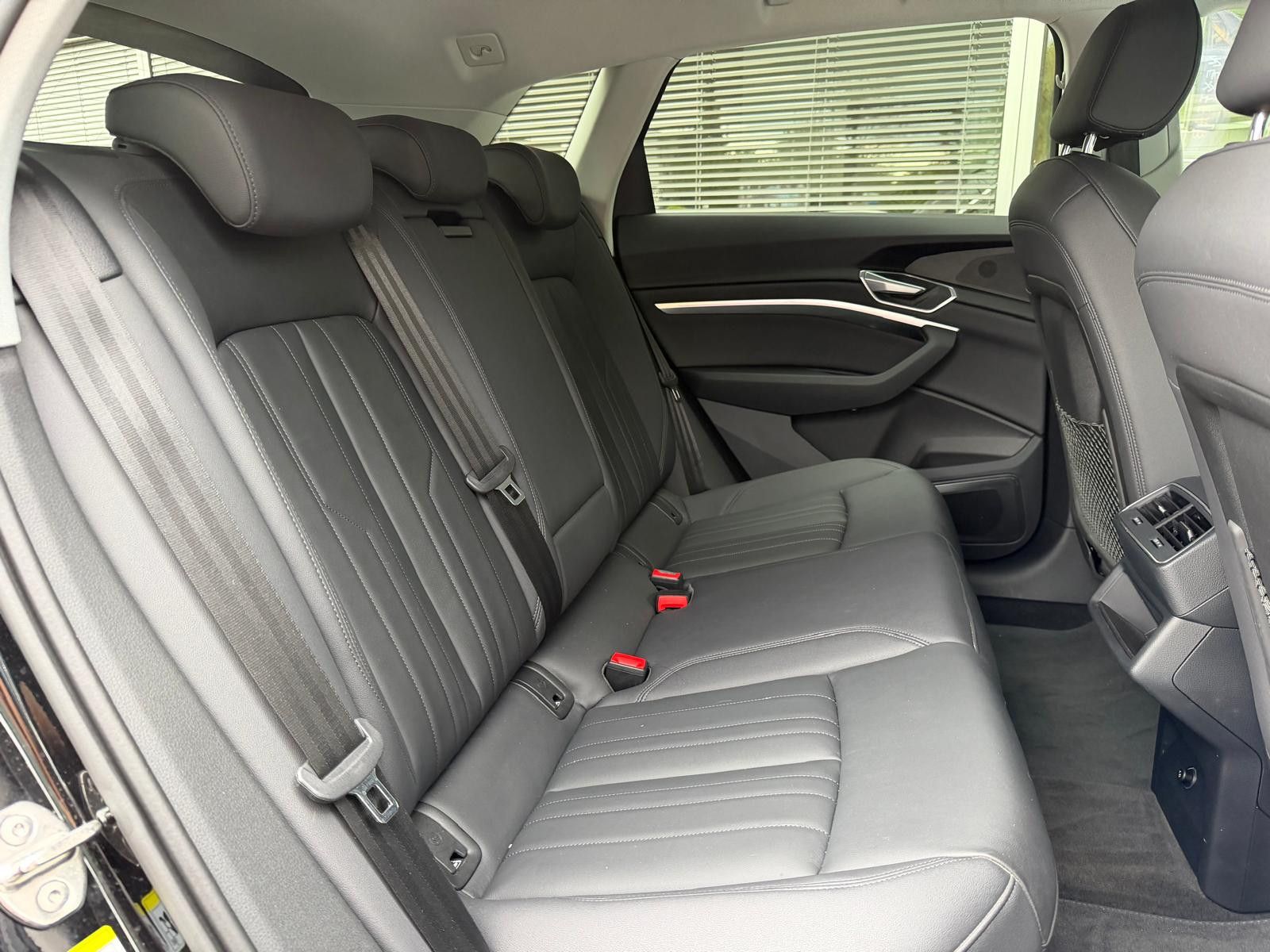Fahrzeugabbildung Audi e-tron 55 QUATT S LINE LUFT+LED+SHZ+KAM+B&O+21"