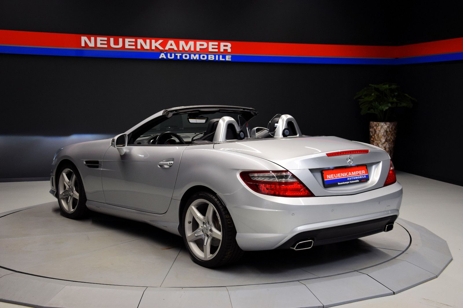 Fahrzeugabbildung Mercedes-Benz SLK 200 AMG Autom Xenon Pano Navi Leder Ambi PDC