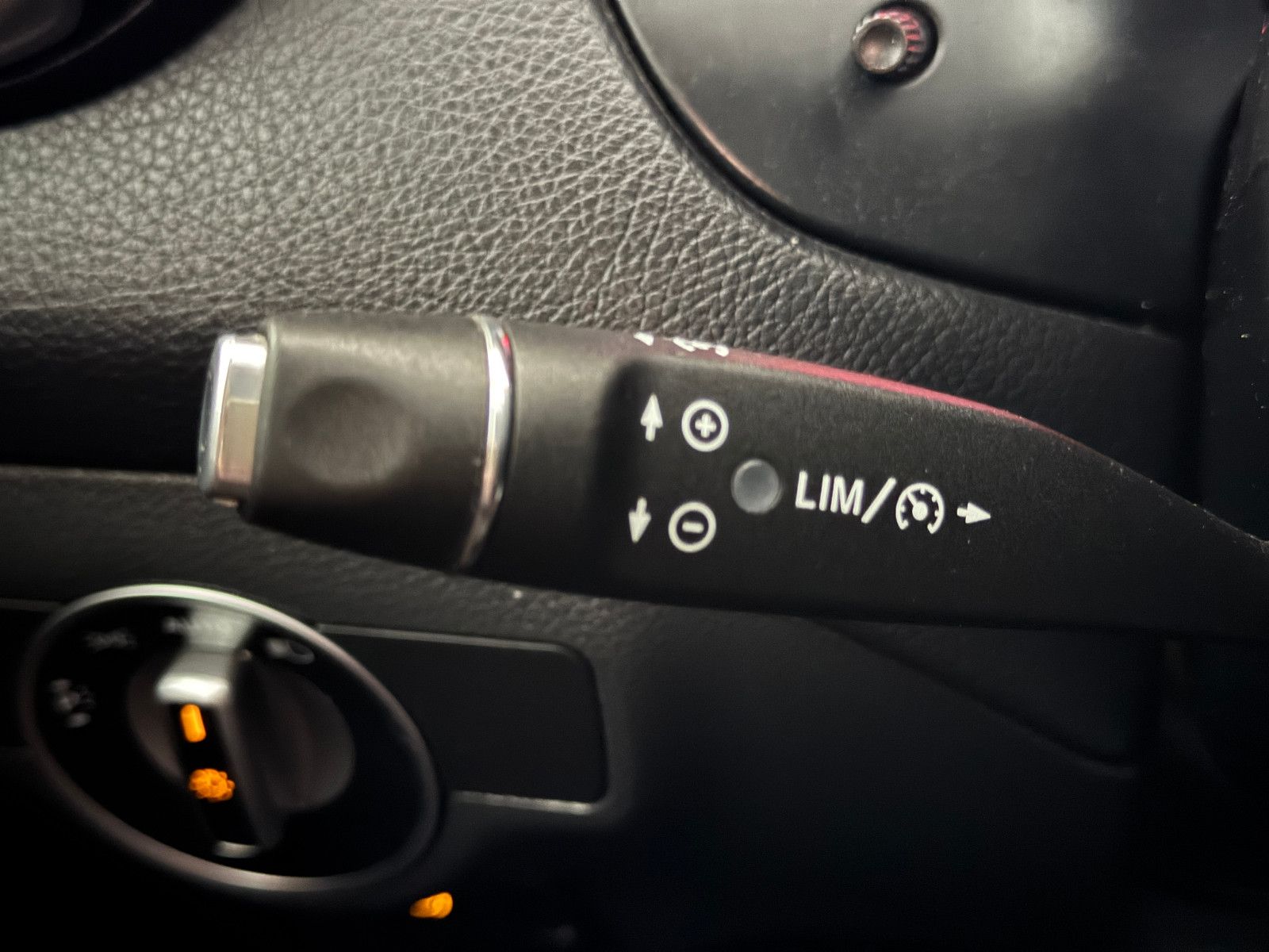 Fahrzeugabbildung Mercedes-Benz GLA 200 7G-DCT SPORTPAKET URBAN NAVI LED KAMERA