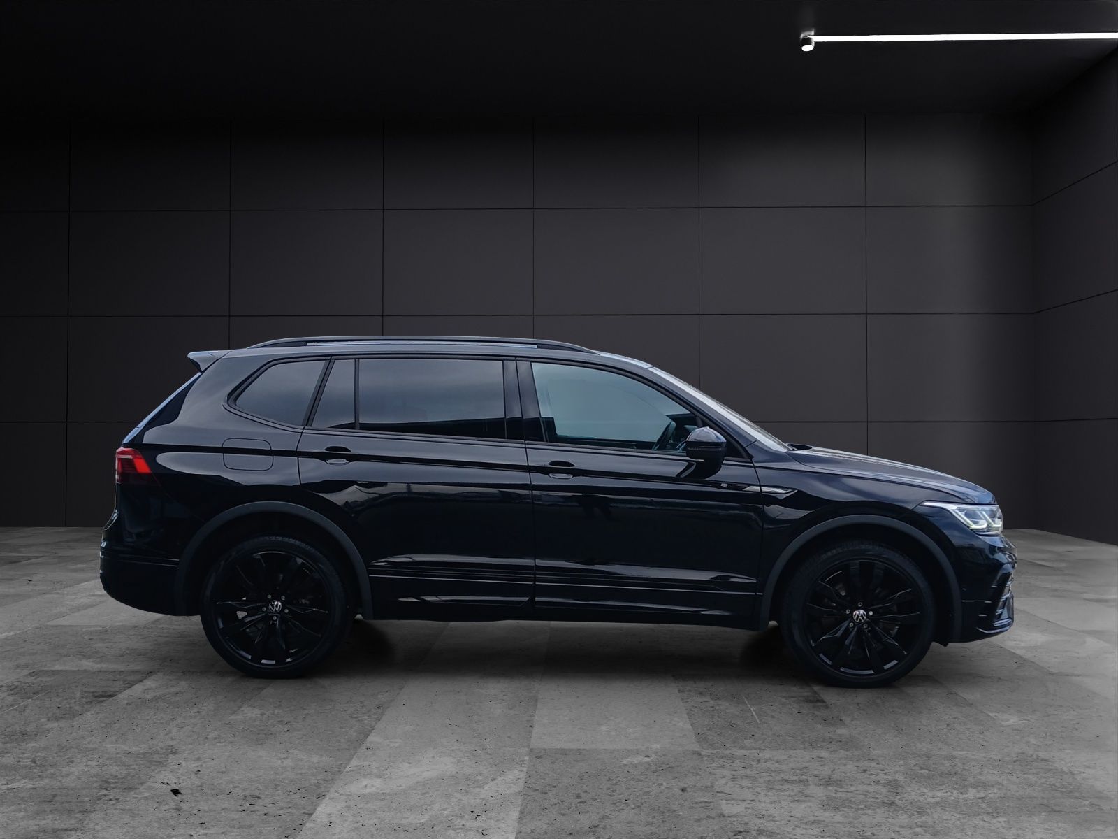 Fahrzeugabbildung Volkswagen Tiguan Allspace TSI R-Line DSG 4M Matrix AHK Nav