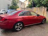 Mercedes-Benz E 220 d Autom. - - Mercedes-Benz E 220: Rot, Leder