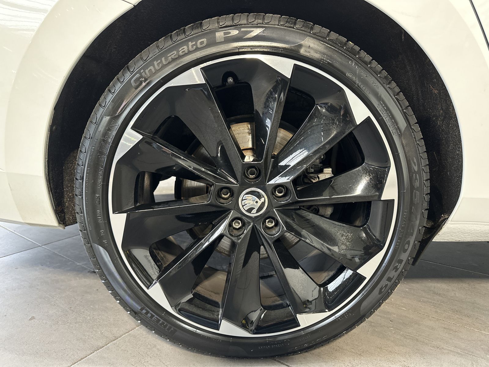 Fahrzeugabbildung SKODA Superb Combi 2.0 TDI DSG Sportline NAV+LED+PANO