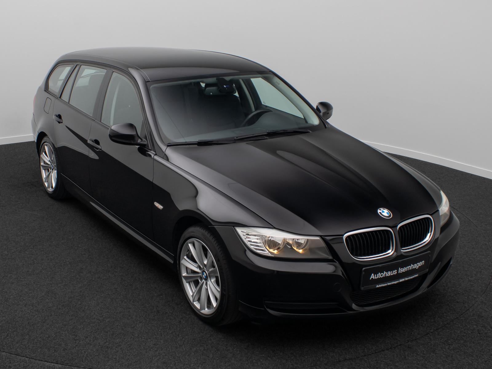 BMW 318 2012 — interior