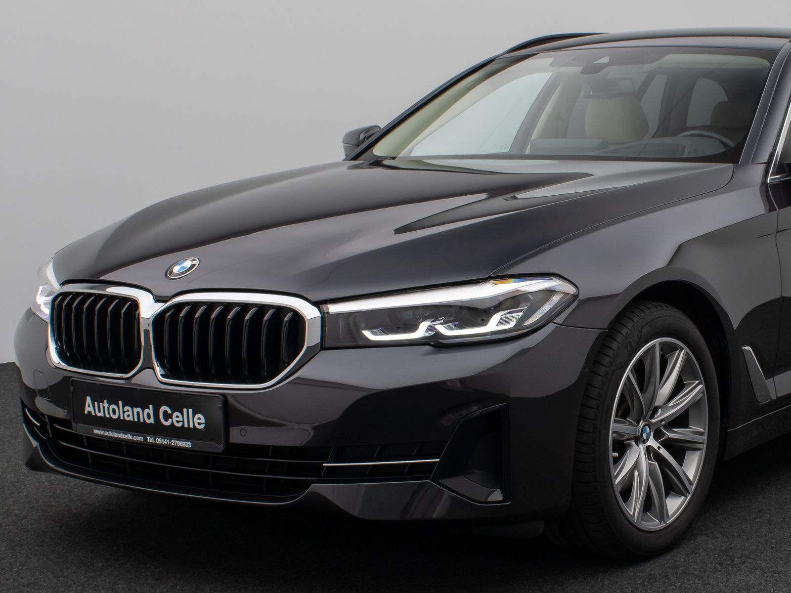 Fahrzeugabbildung BMW 520d Kamera HUD DAB CockPitPro Sitzhzg Alarm LED