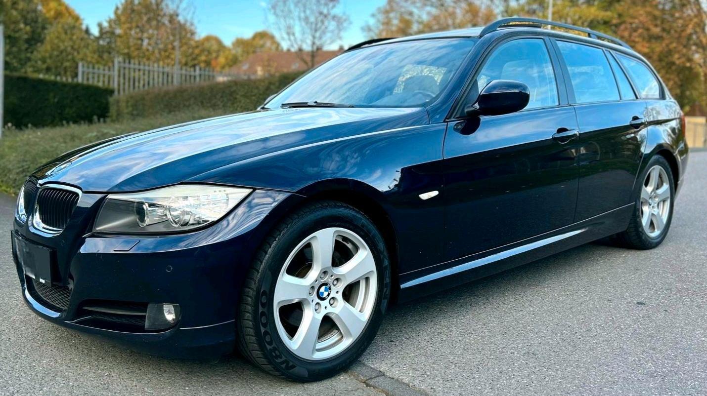 BMW 318 2010 — rear view