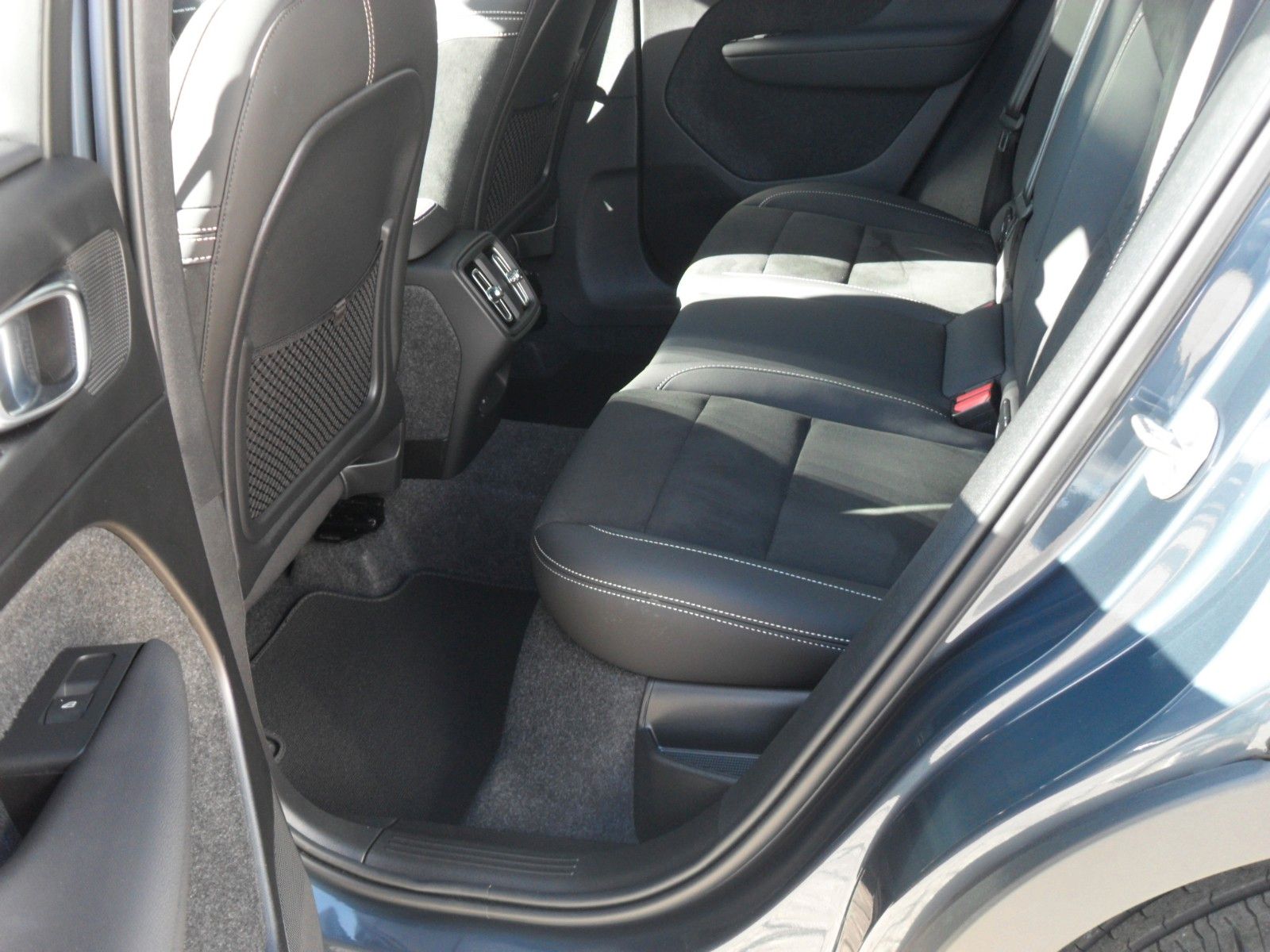 Fahrzeugabbildung Volvo XC 40 Ultra Dark 2WD