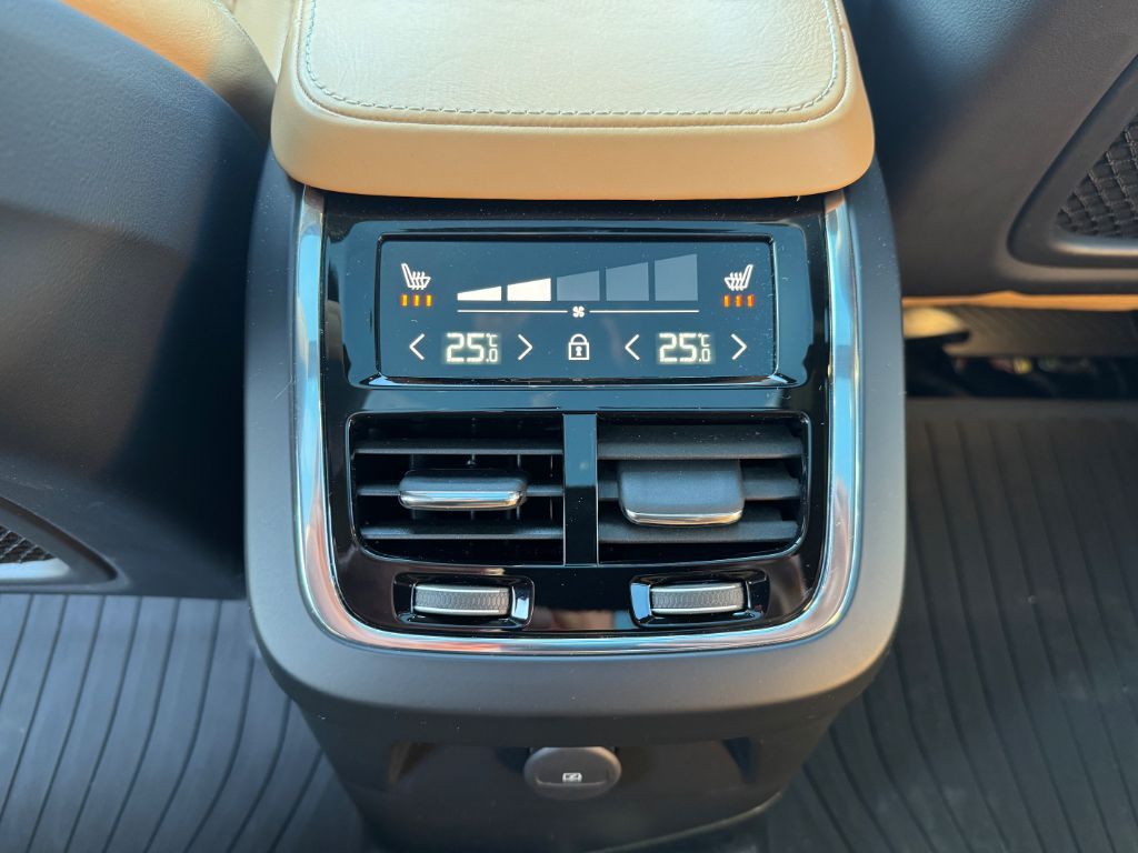 Fahrzeugabbildung Volvo XC90 Rech. T8 AWD Inscription+Luft+22Zoll+Akusti