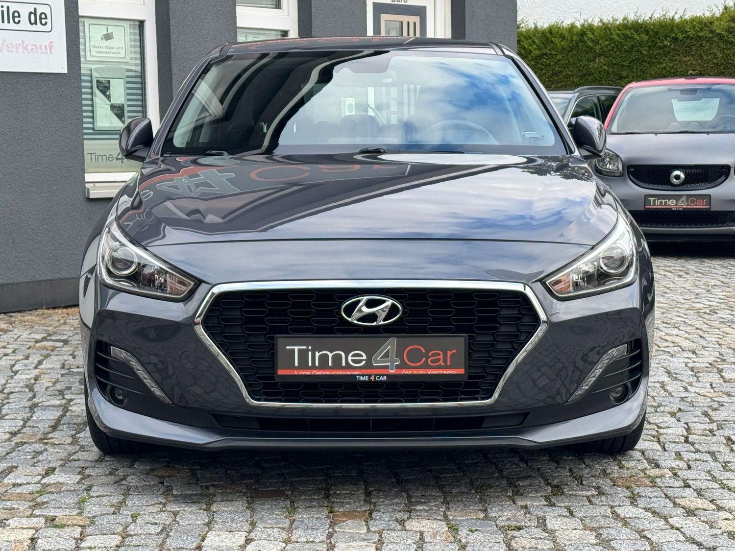 Hyundai i30 Select Kamera CarPlay Navi SHZ Tempom.