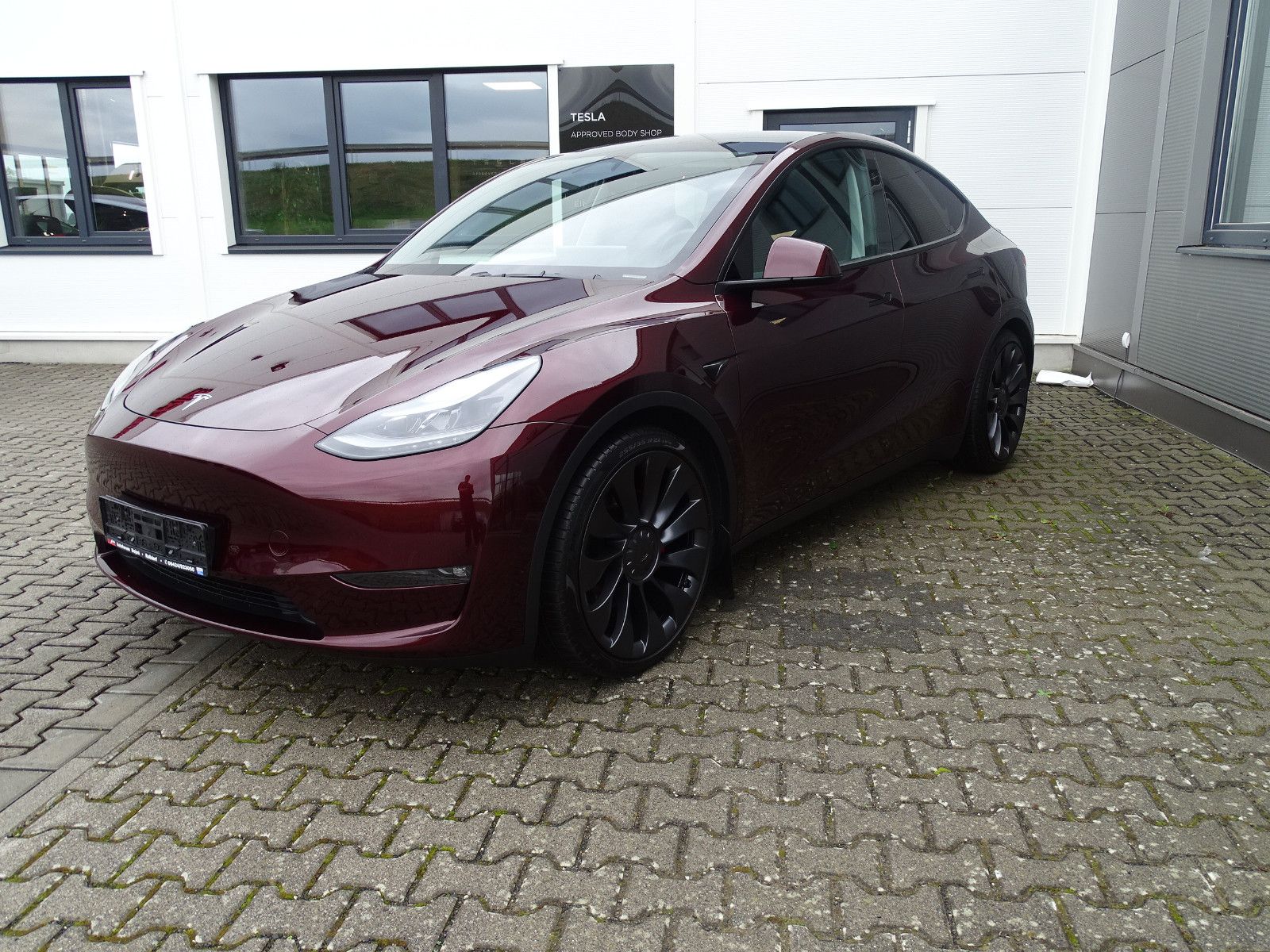 Tesla Model Y Performance Dual AWD Cherry Red AHK