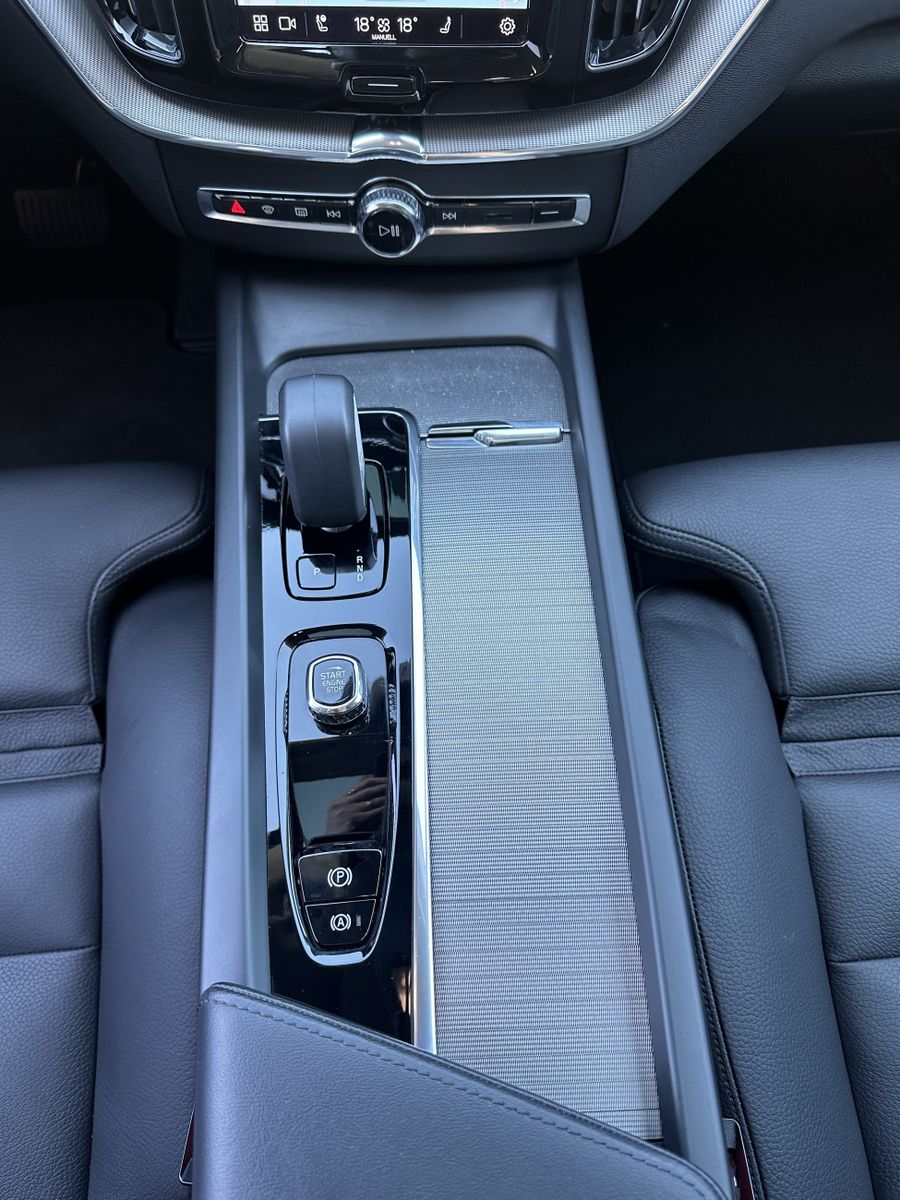 Fahrzeugabbildung Volvo XC60 B5 AWD Ultimate Dark NAV+LED+ACC+360°+PANO