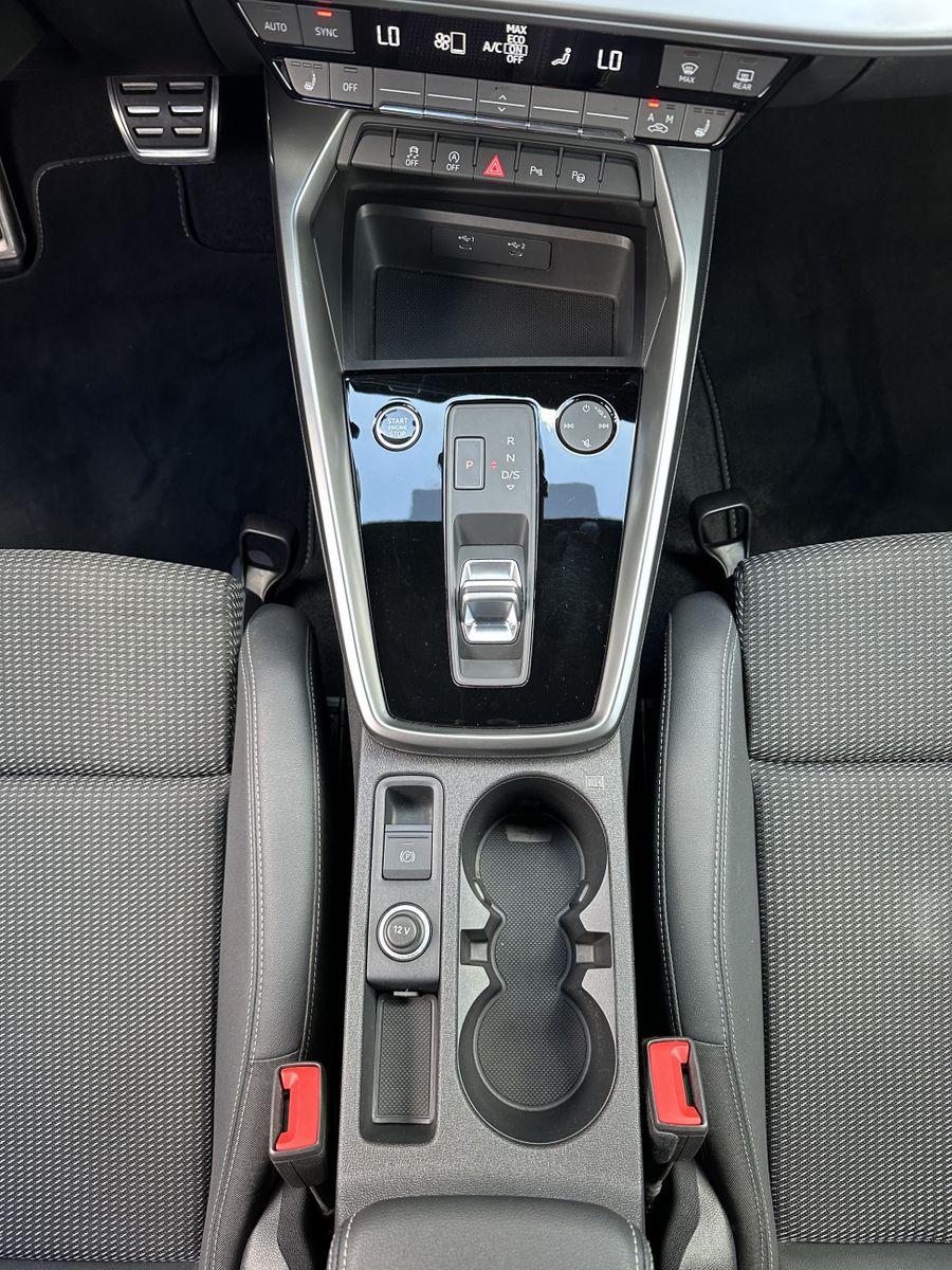 Fahrzeugabbildung Audi A3 SpB 35 TFSI S-Line Black NAV+LED+AHK+VCOCKPIT
