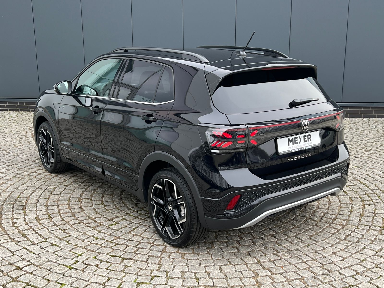 Fahrzeugabbildung Volkswagen T-Cross R-Line 1.5 TSI DSG *AHK, IQ.LIGHT, ACC,