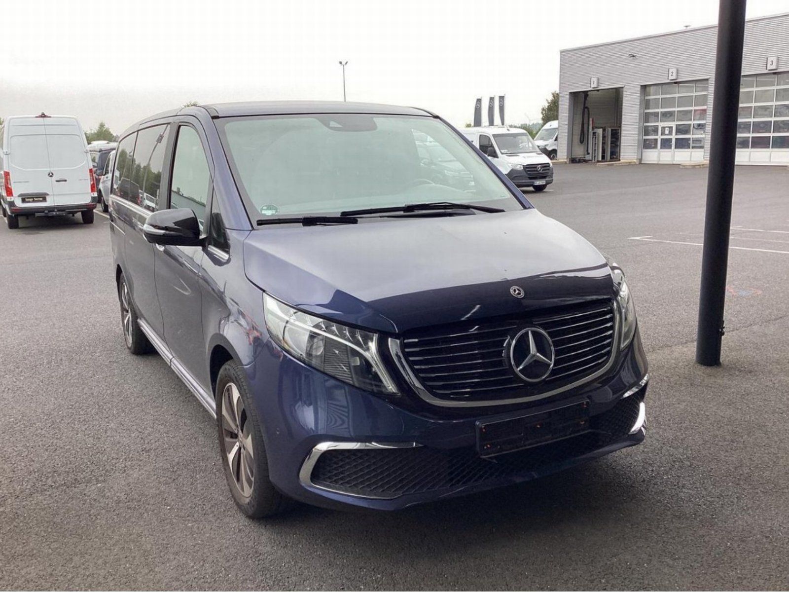 Fahrzeugabbildung Mercedes-Benz EQV300 L AVANTGAR Pano DISTRO Sitzklima AIRMATIC