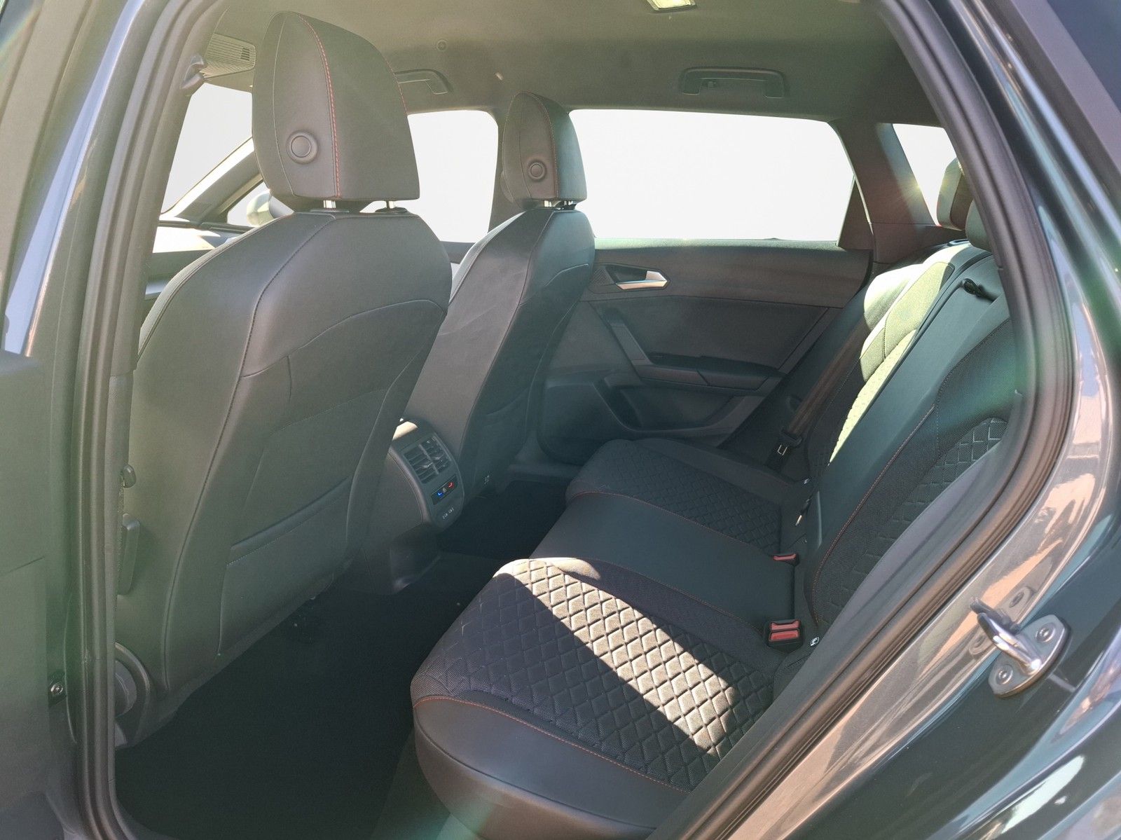 SEAT Leon Sportstourer 2.0 TDI FR DSG / AHK / NAVI / - Image 15