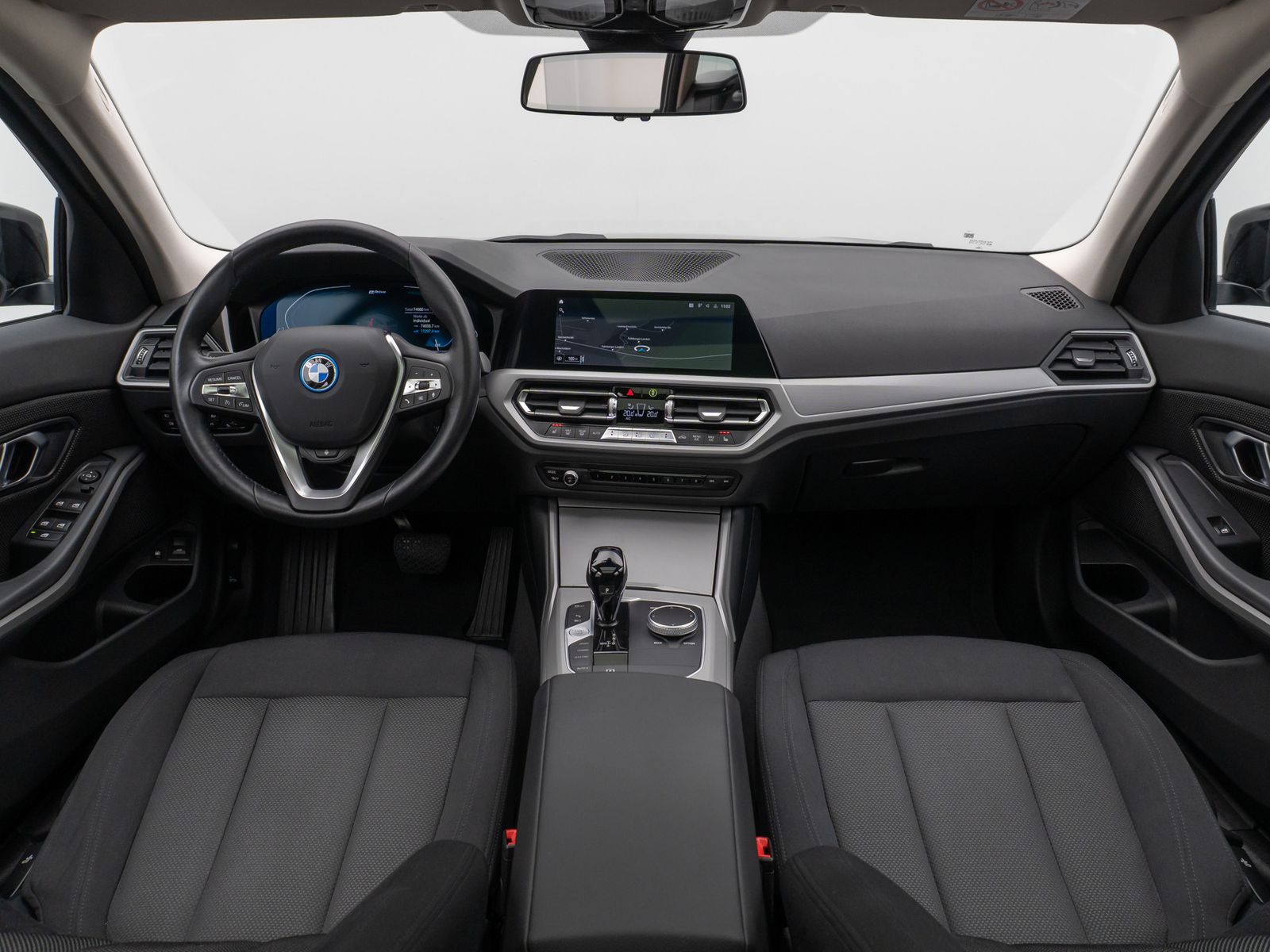 Fahrzeugabbildung BMW 330e Panorama Kamera DAB WLAN Lenkrhzg Alarm LED