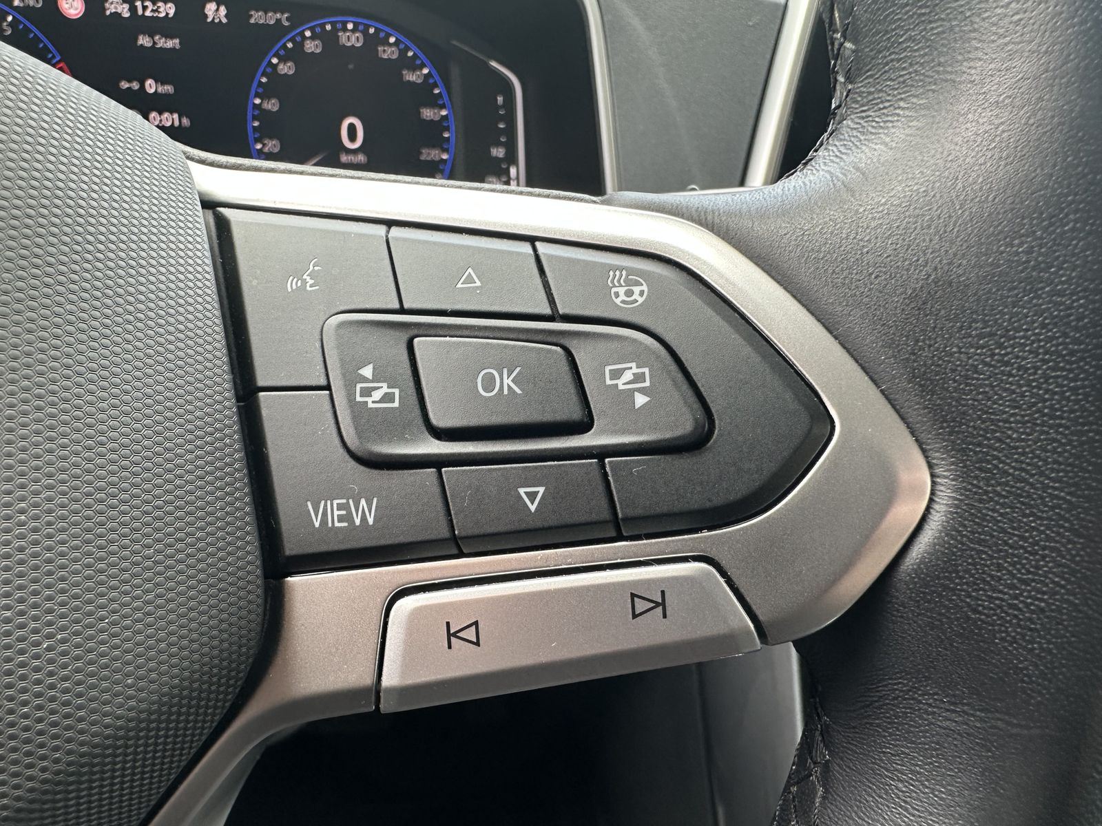 Fahrzeugabbildung Volkswagen T-Roc 1.5 TSI DSG Sport NAV+LED+ACC+STANDHEIZUNG