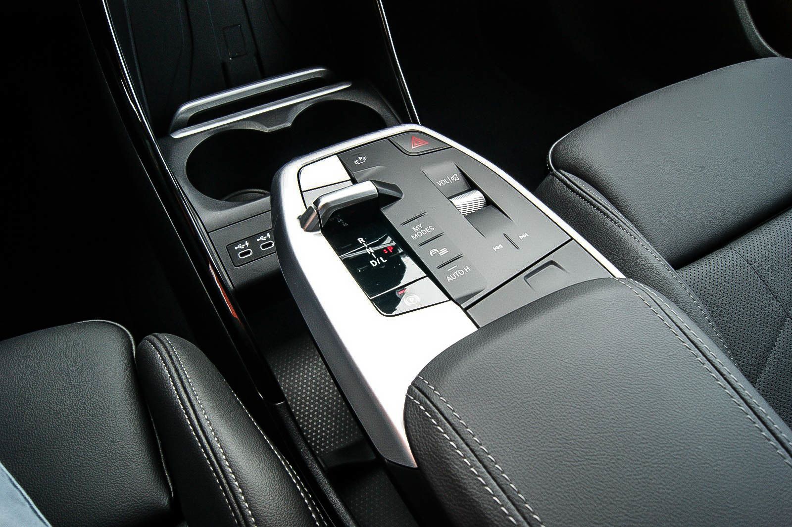Fahrzeugabbildung BMW 223 Active Tourer i xDrive LEDER HEAD-UP WINTER