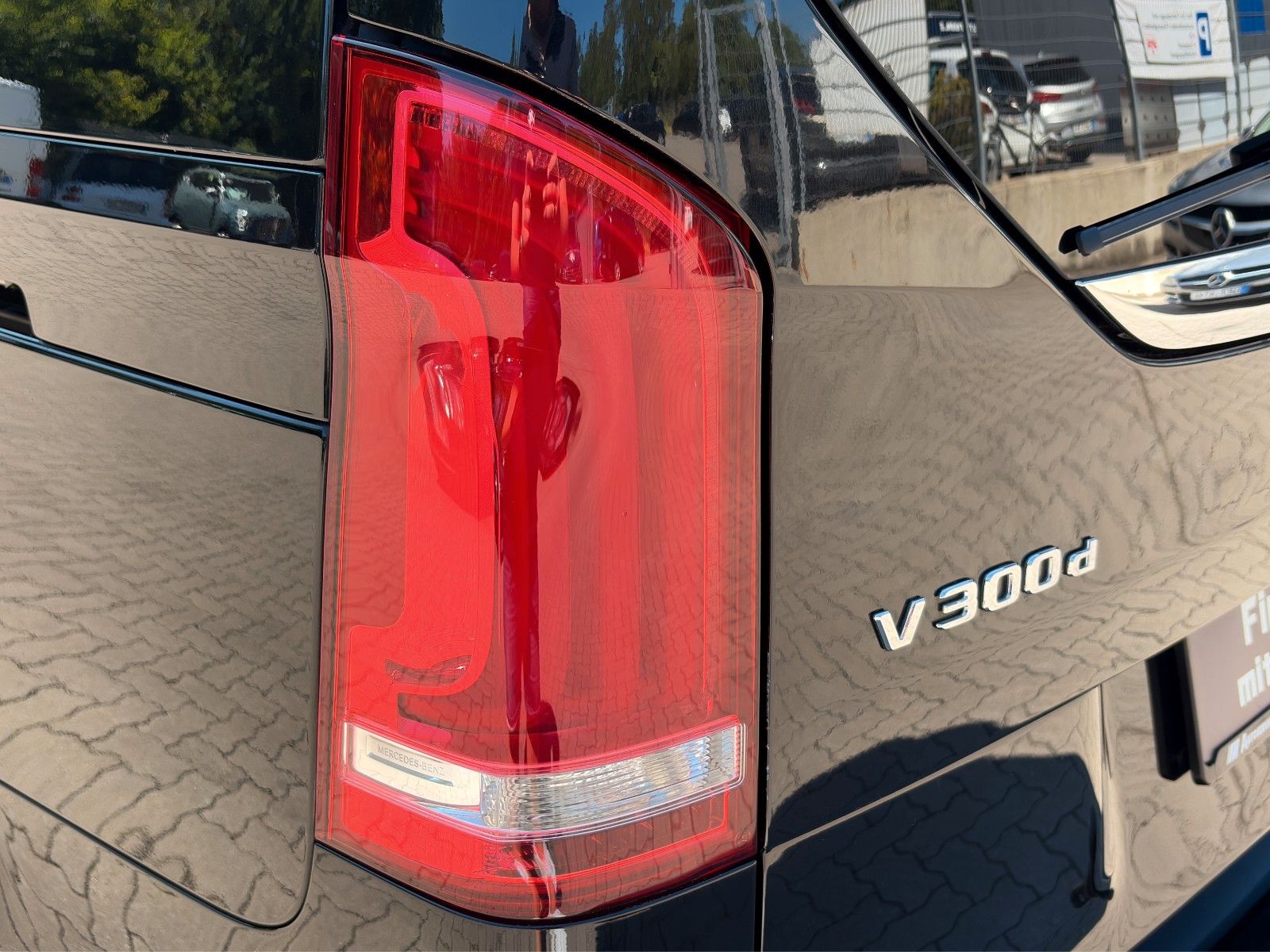 Fahrzeugabbildung Mercedes-Benz V 300 d lang *AMG-LINE*Burmester*360°*