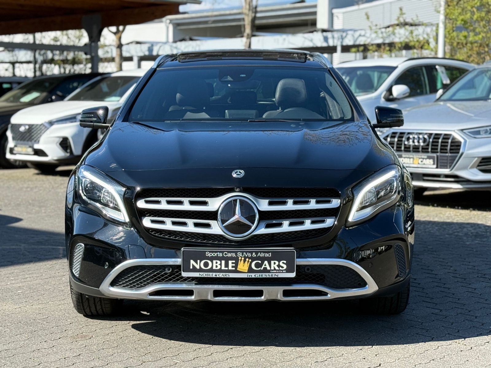 Fahrzeugabbildung Mercedes-Benz GLA 250 4Matic STNDHZ PANO DISTR 360°