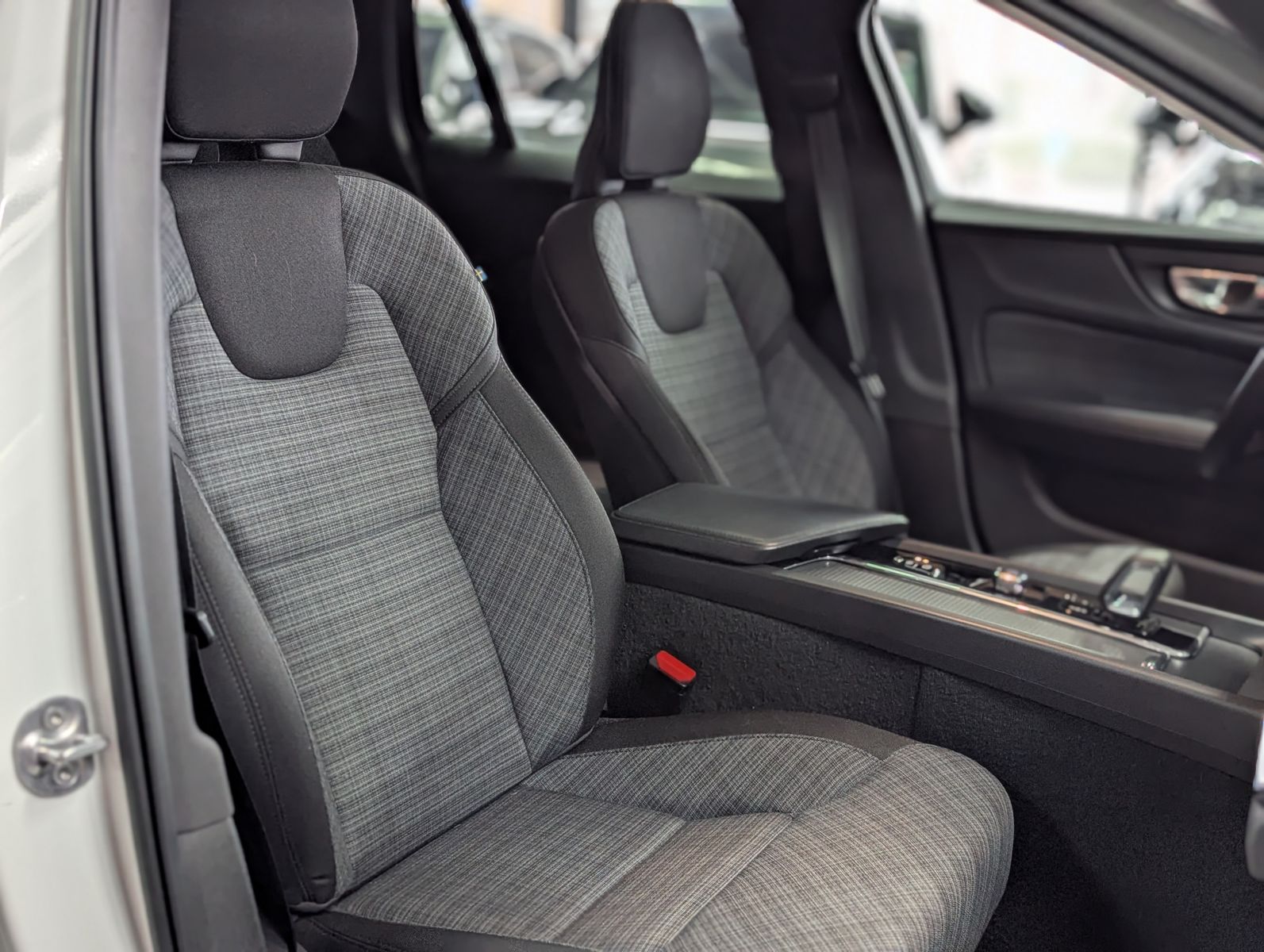 Fahrzeugabbildung Volvo V60 PANO H&K LED APP KAM VIRT 17" AHK-VORB. PERL