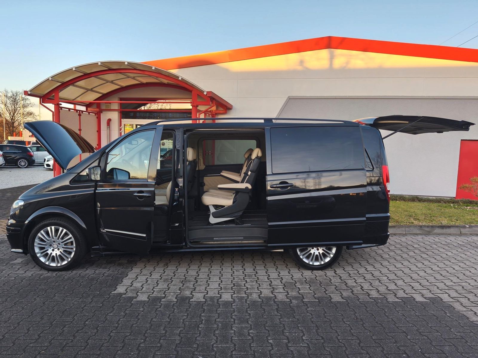 Fahrzeugabbildung Mercedes-Benz Viano 3.0 X-Clusive lang/6-Sitze/Alcantara/Navi
