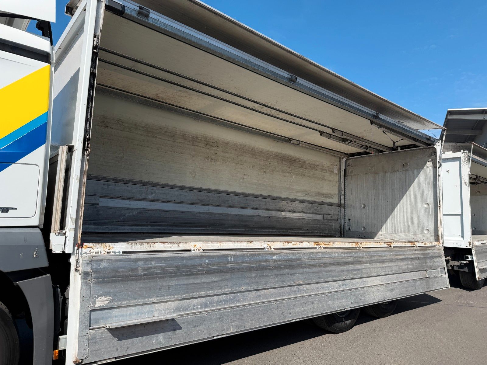 Fahrzeugabbildung Mercedes-Benz Antos 2543 L Schwenkwand LBW BÄR 2.500kg AHK