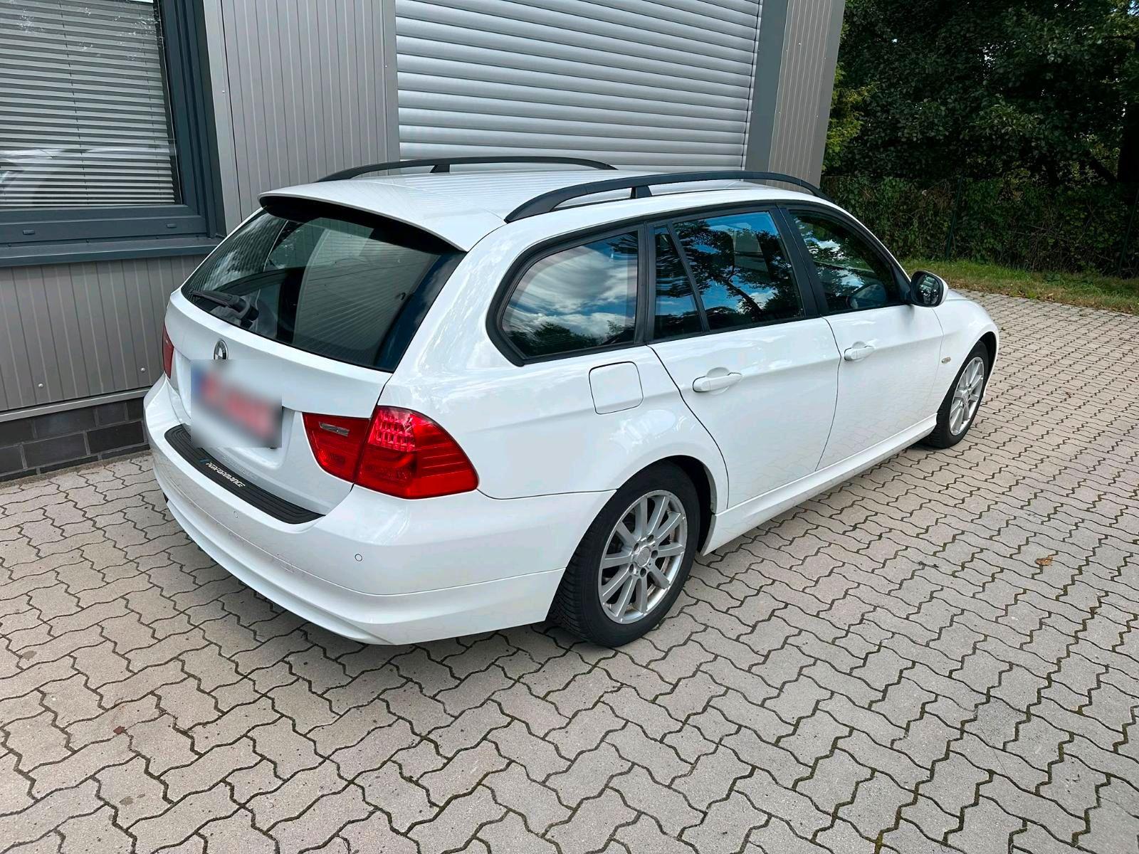 BMW 114 2009 — interior
