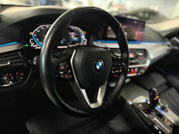 Fahrzeugabbildung BMW 530e xDr Tuor AHK Pano ACC HUD D/K Laserlicht