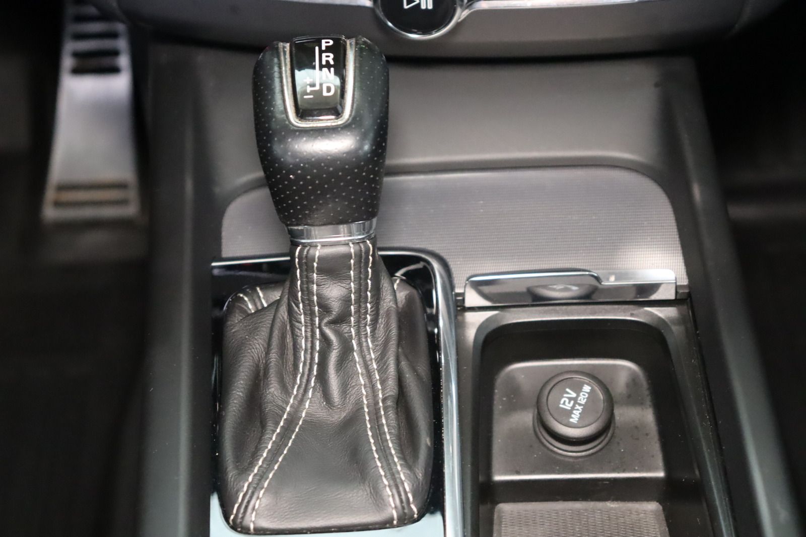 Fahrzeugabbildung Volvo XC60 D4 AWD R - Design aus 1. Hand