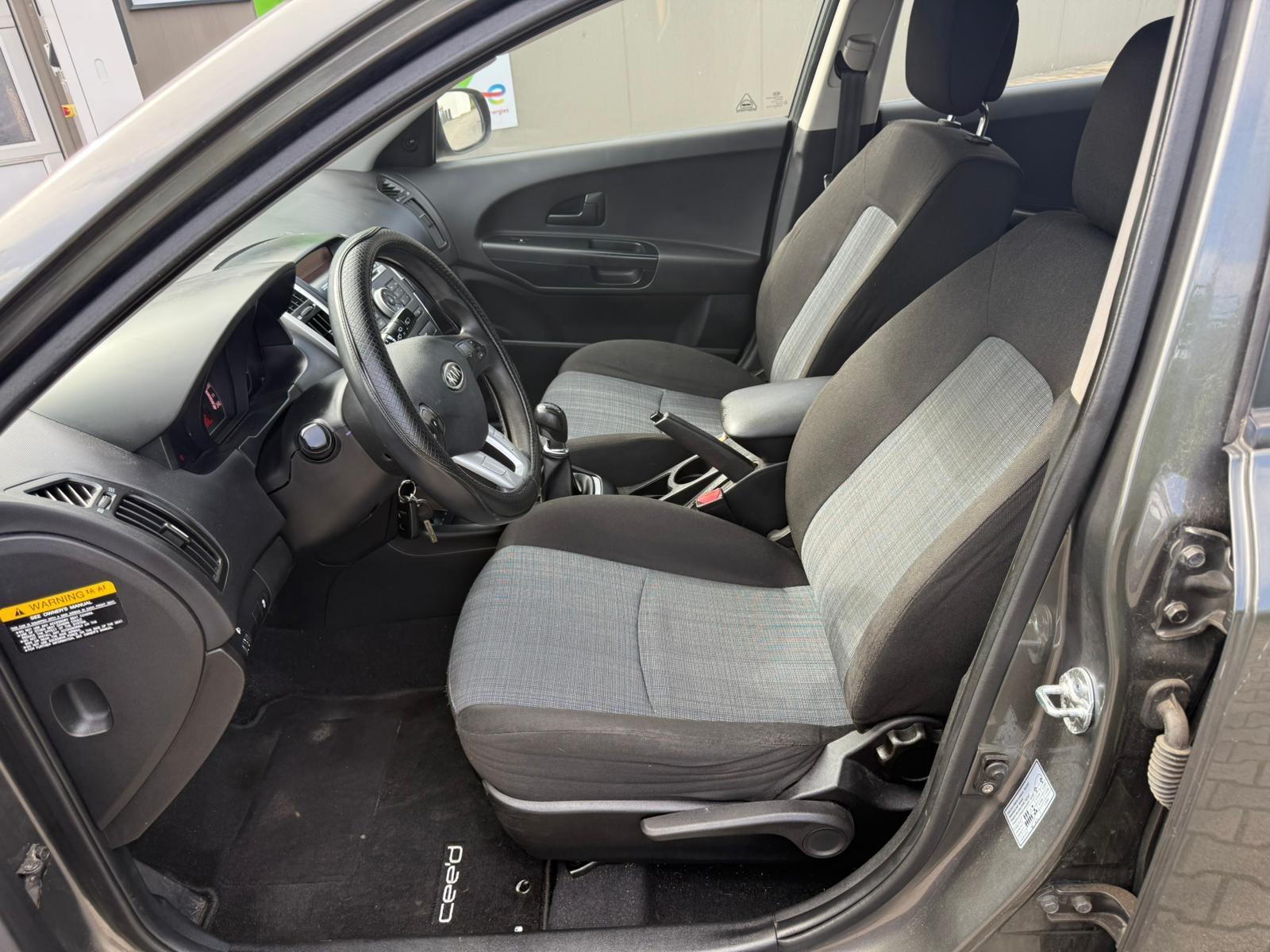 Kia cee'd 2011 — photo 17