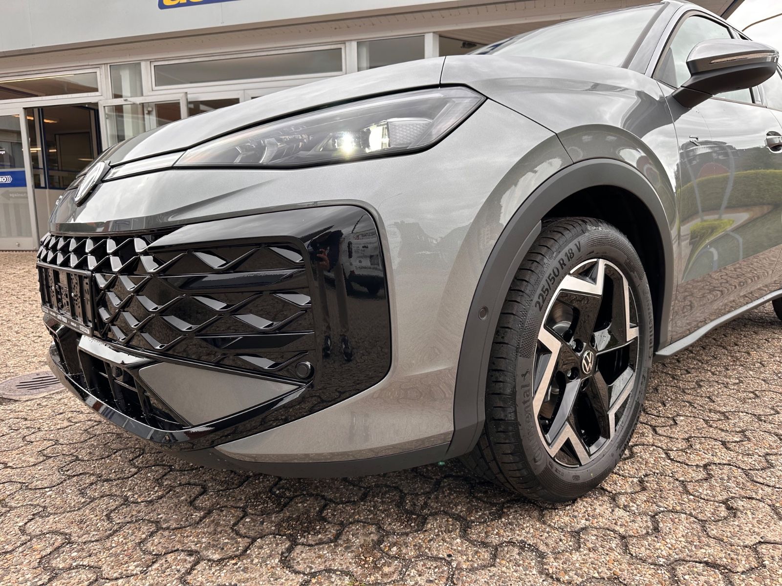 Fahrzeugabbildung Volkswagen T-Roc R Line 1.5 eTSI DSG APP/ACC/AHK/LED/eHeck