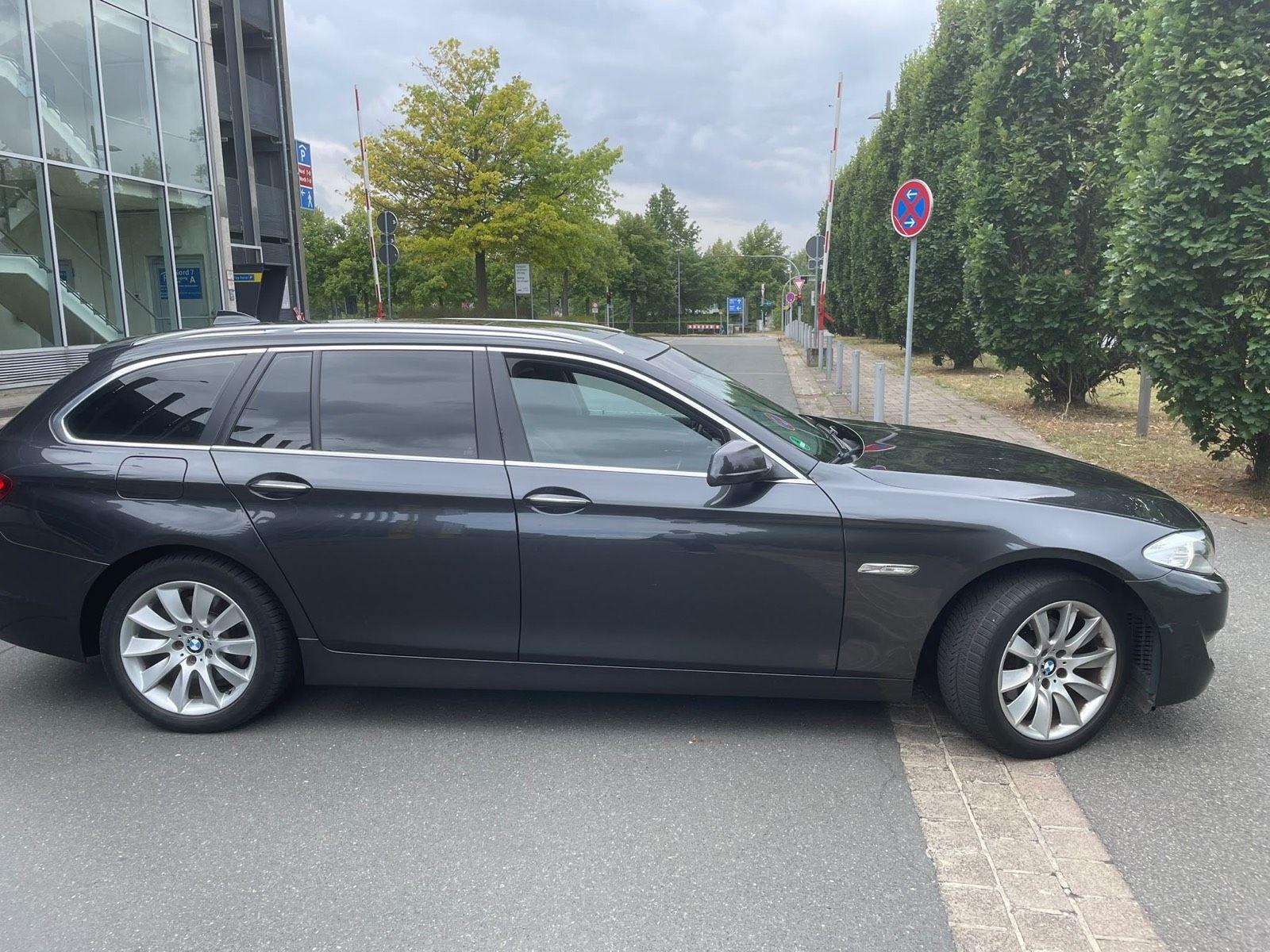 BMW 520 2011 — салон
