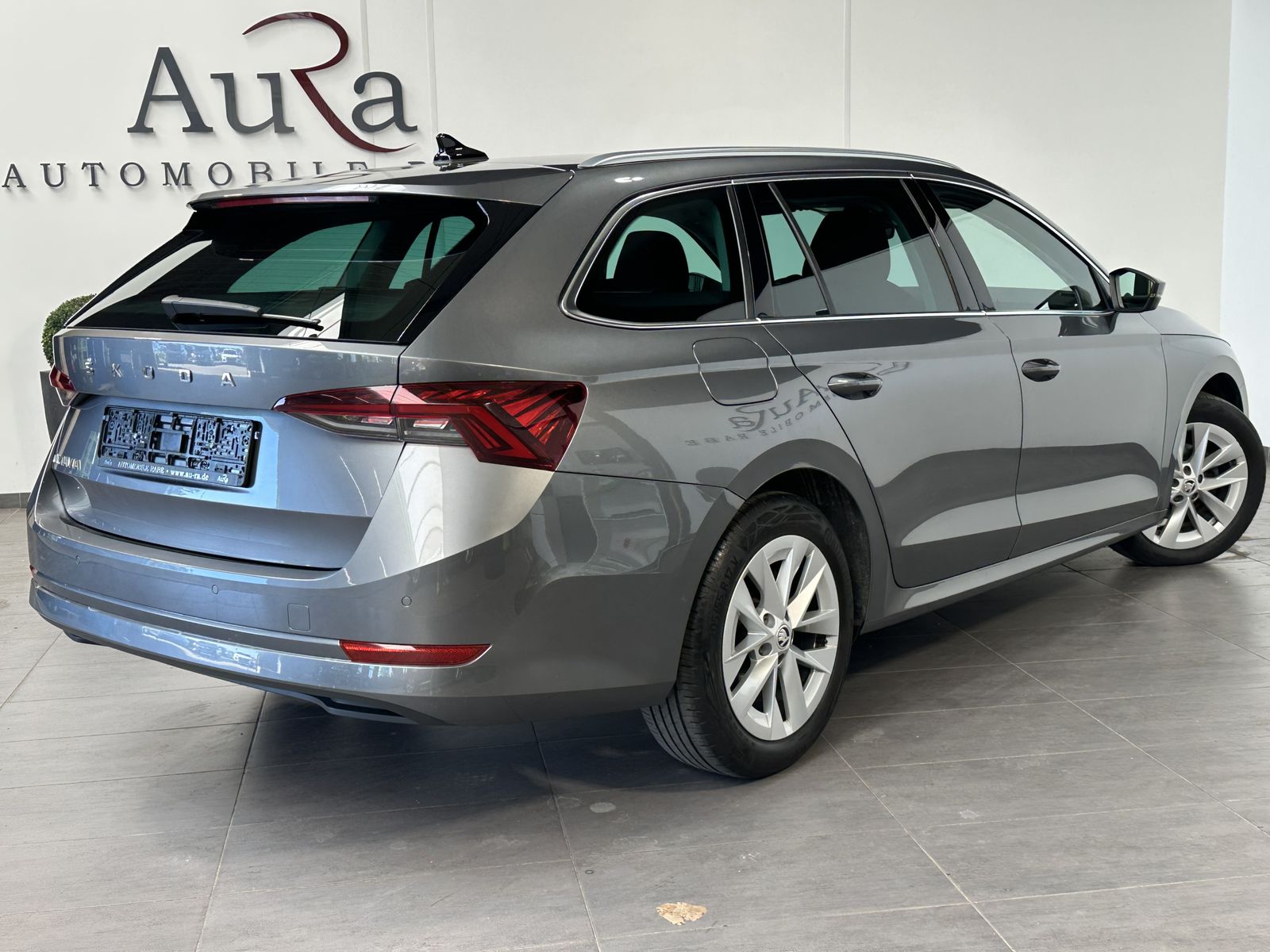 Fahrzeugabbildung SKODA Octavia Combi 2.0 TDI DSG Style NAV+MATRIX+AHK